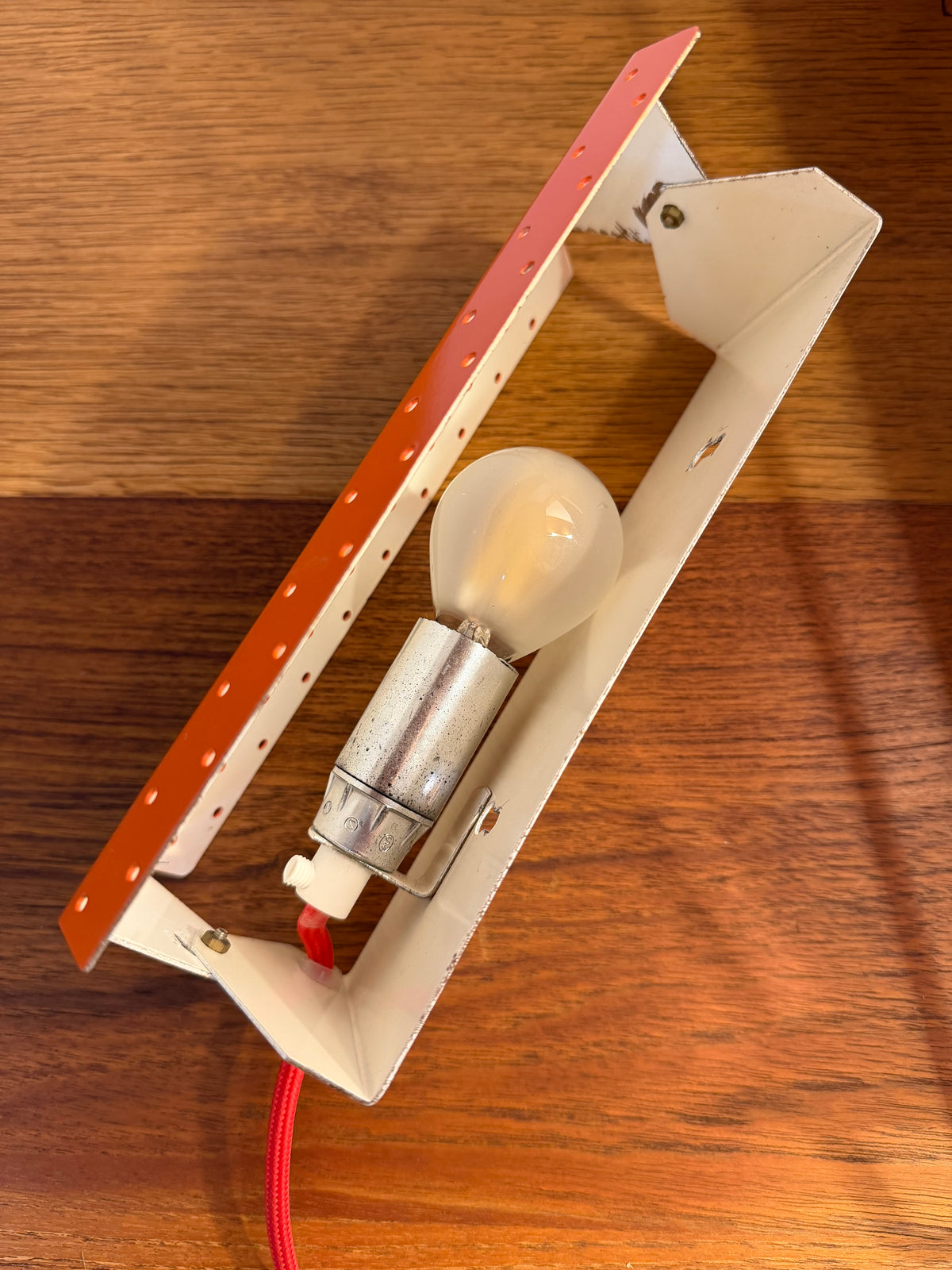 Wandlampe E.S. Horn orange mit beweglichen Visier
