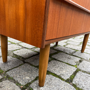 Kommode Teak mit durchgängigen Griffen