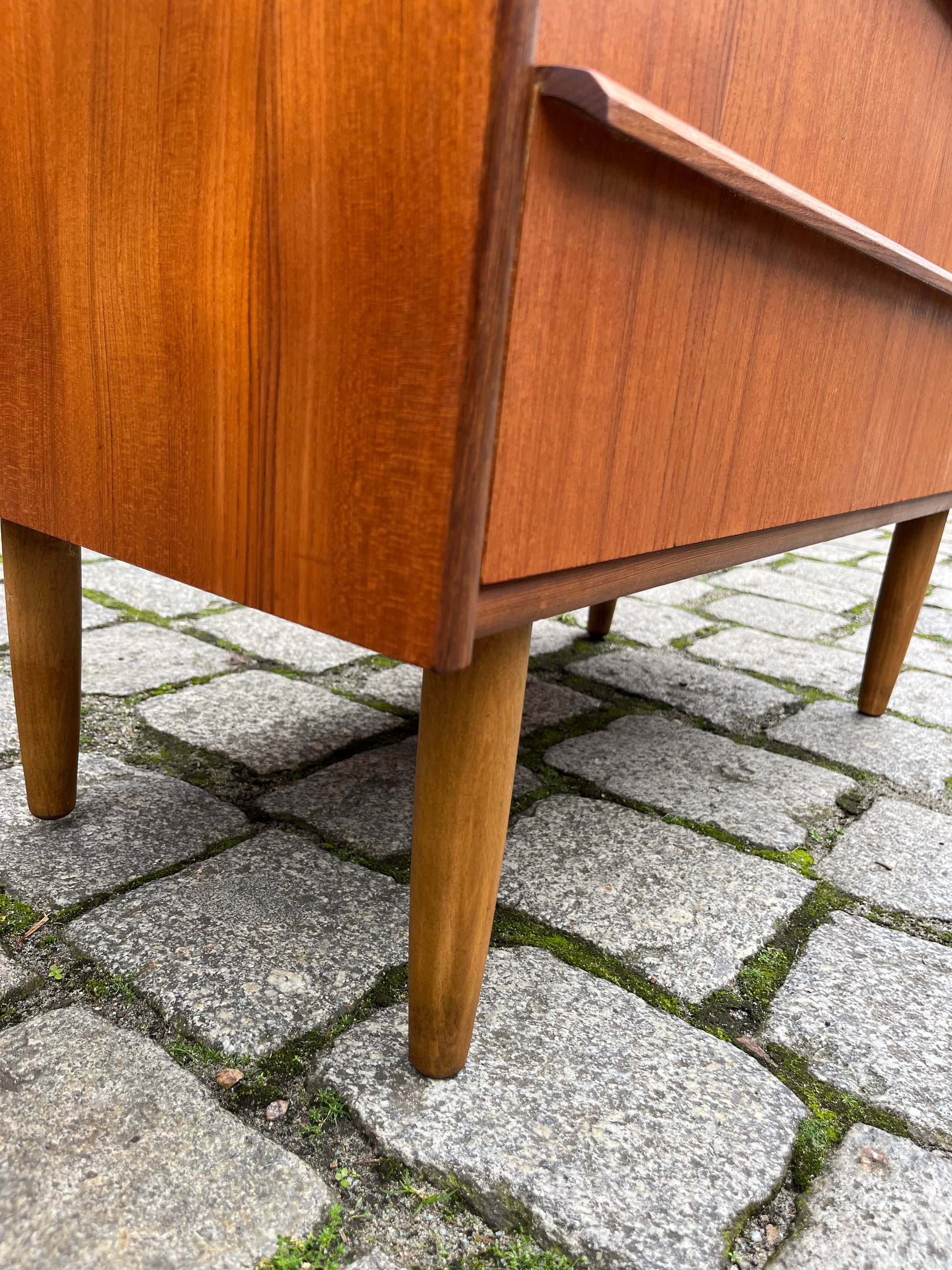 Kommode Teak mit durchgängigen Griffen
