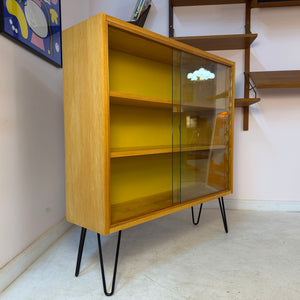 Vitrine Esche mit gelber Rückwand & neuen Hairpinlegs von Hellerau