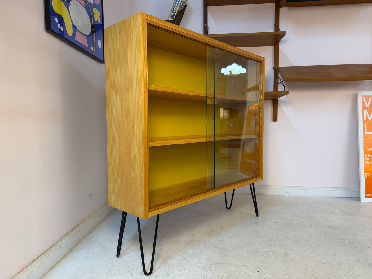 Vitrine Esche mit gelber Rückwand & neuen Hairpinlegs von Hellerau