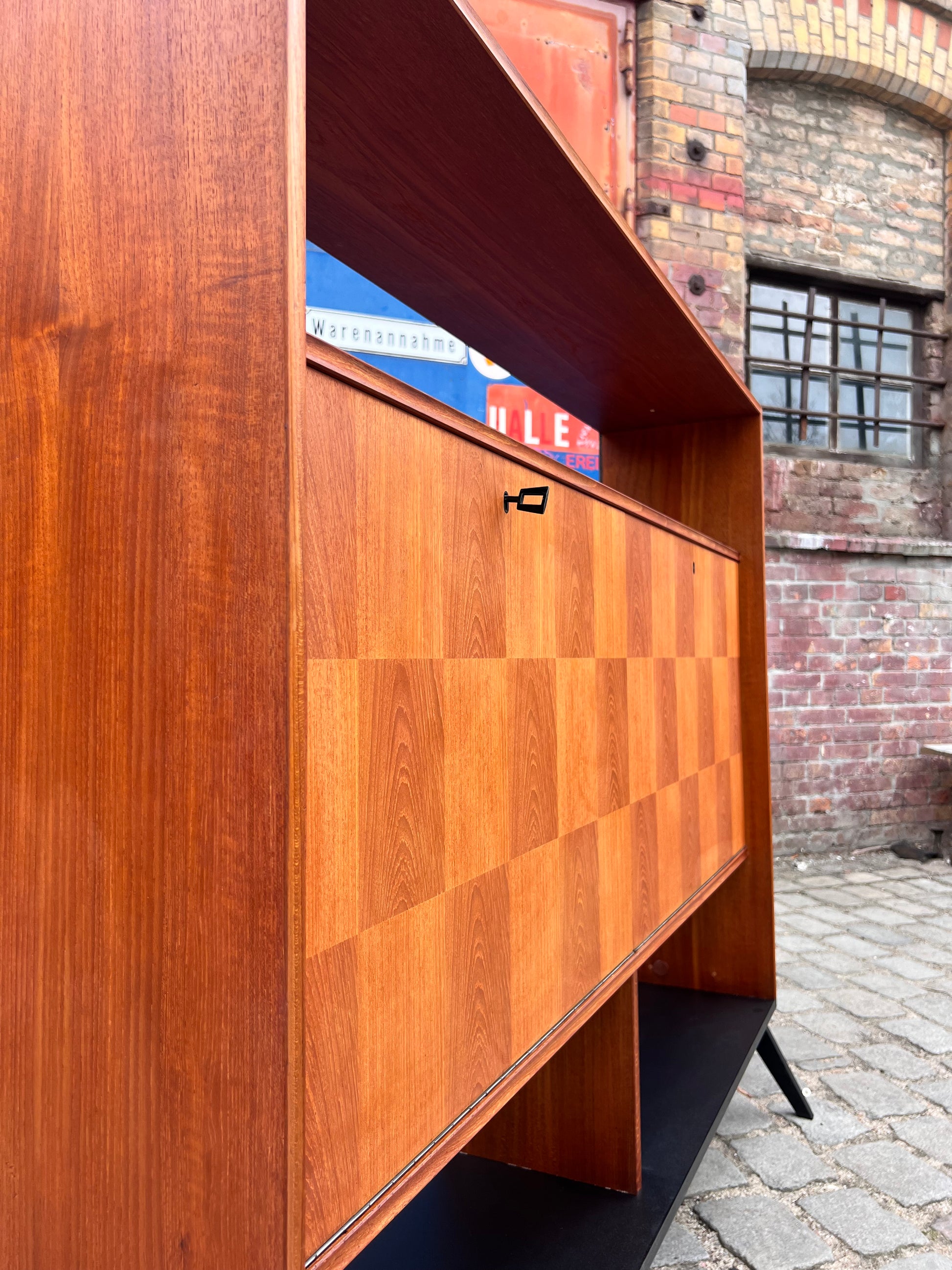 Regal Teak mit Minibar auf neuen Holzfüßen aus Dänemark
