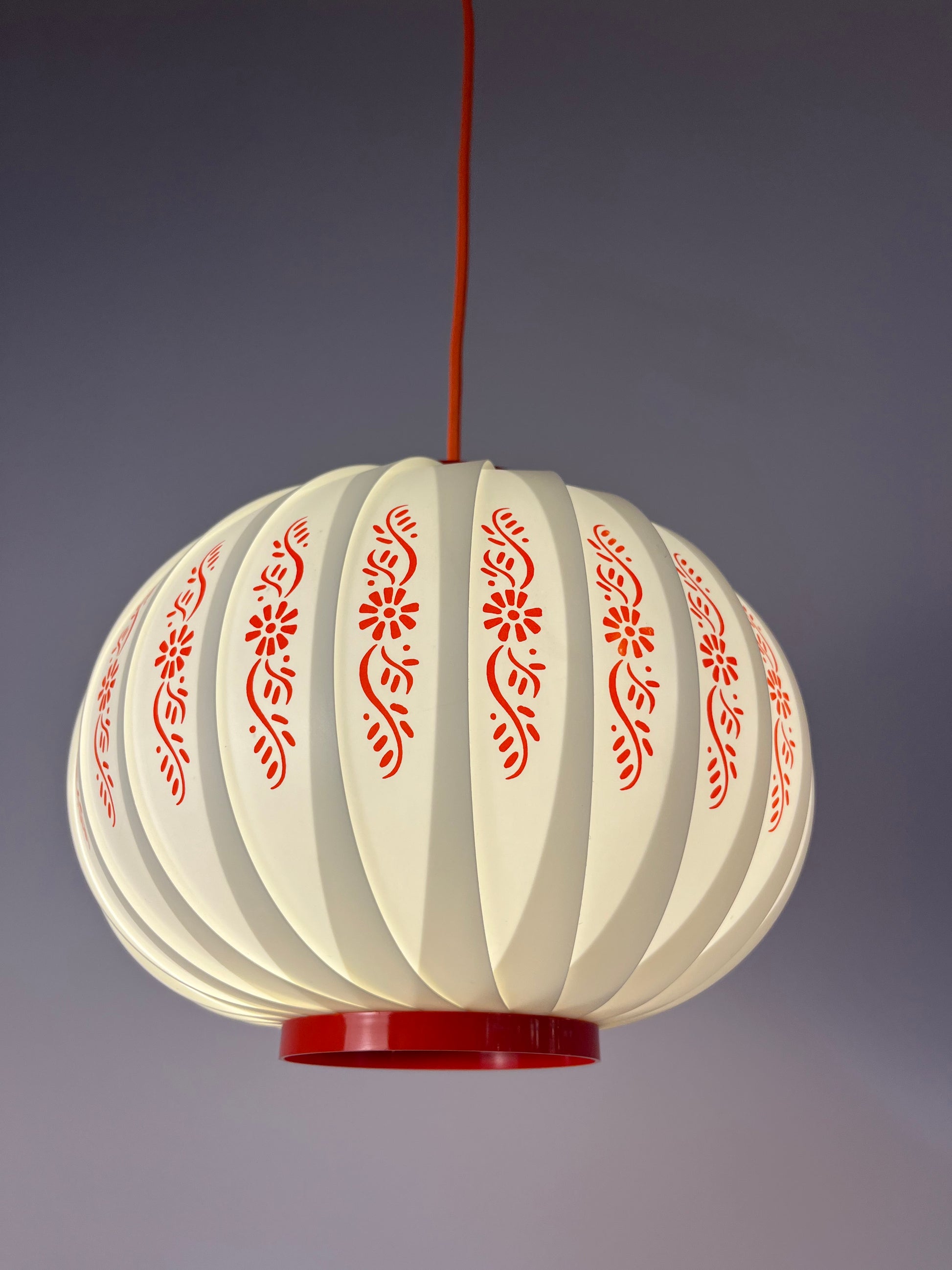Hängelampe mit roten Blumendetails von Lars Schiøler