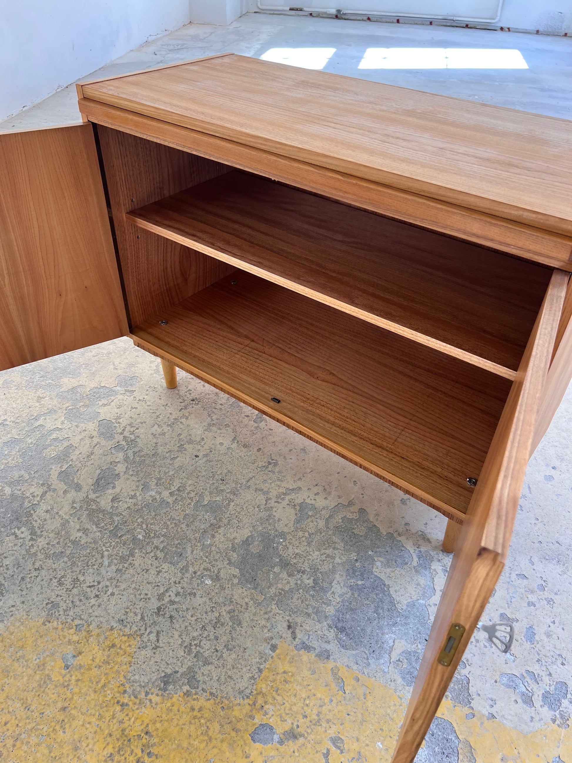 Schrank mit Auszug von Hellerau