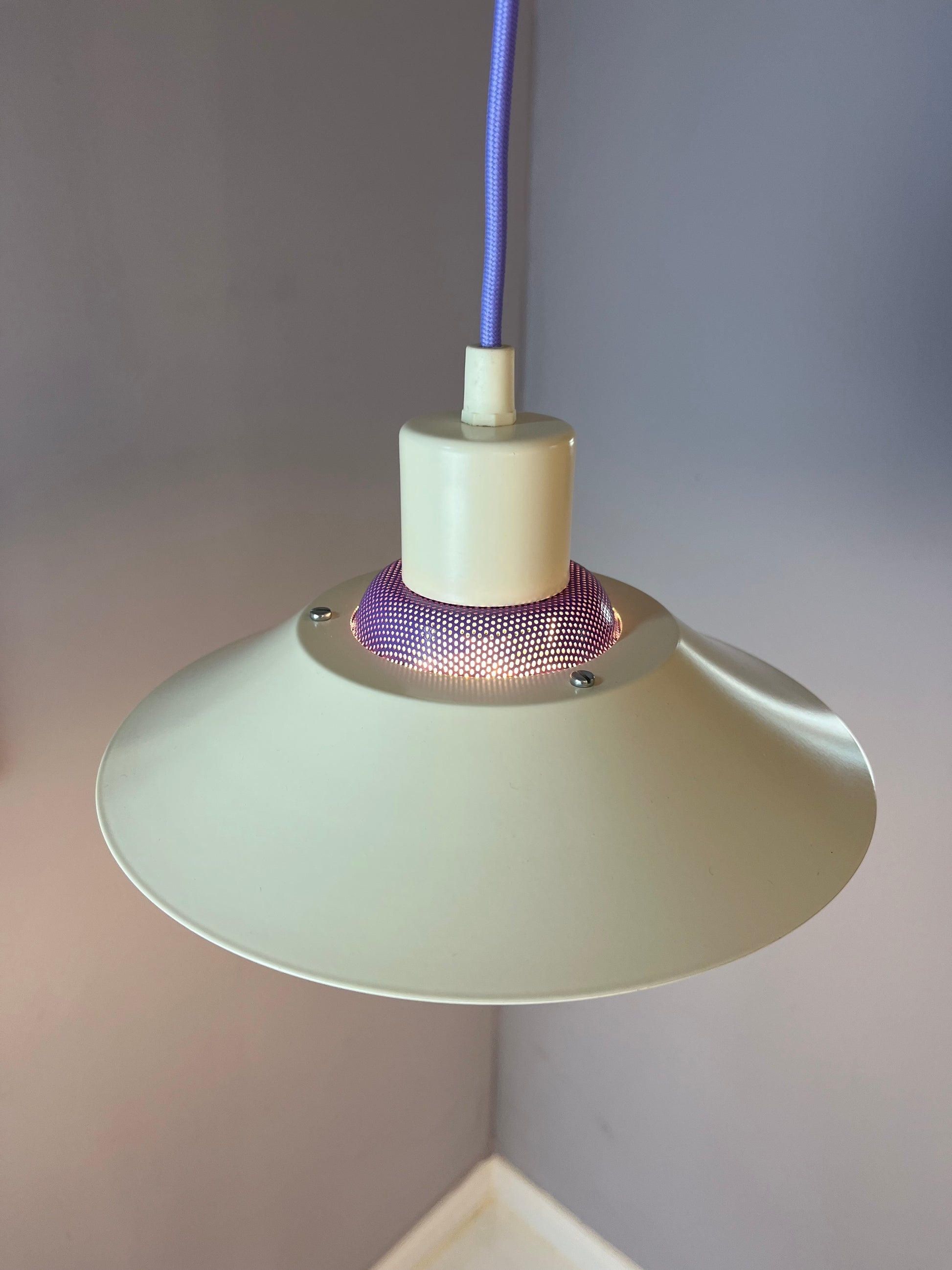 Lamellenlampe Modell Garda lila weiß von Design Light