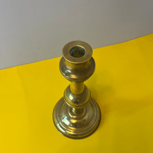 Hoher Kerzenständer aus Messing