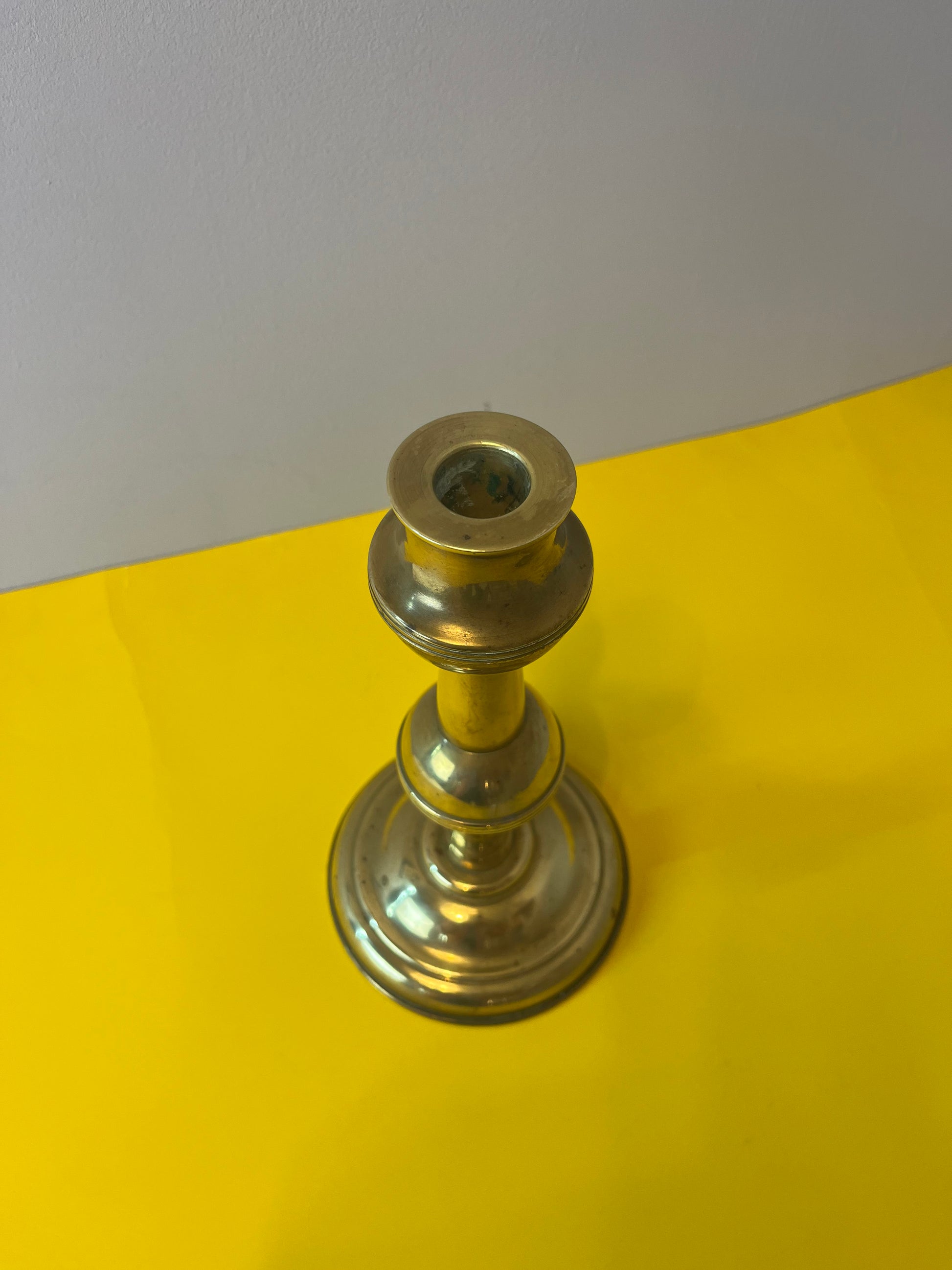 Hoher Kerzenständer aus Messing