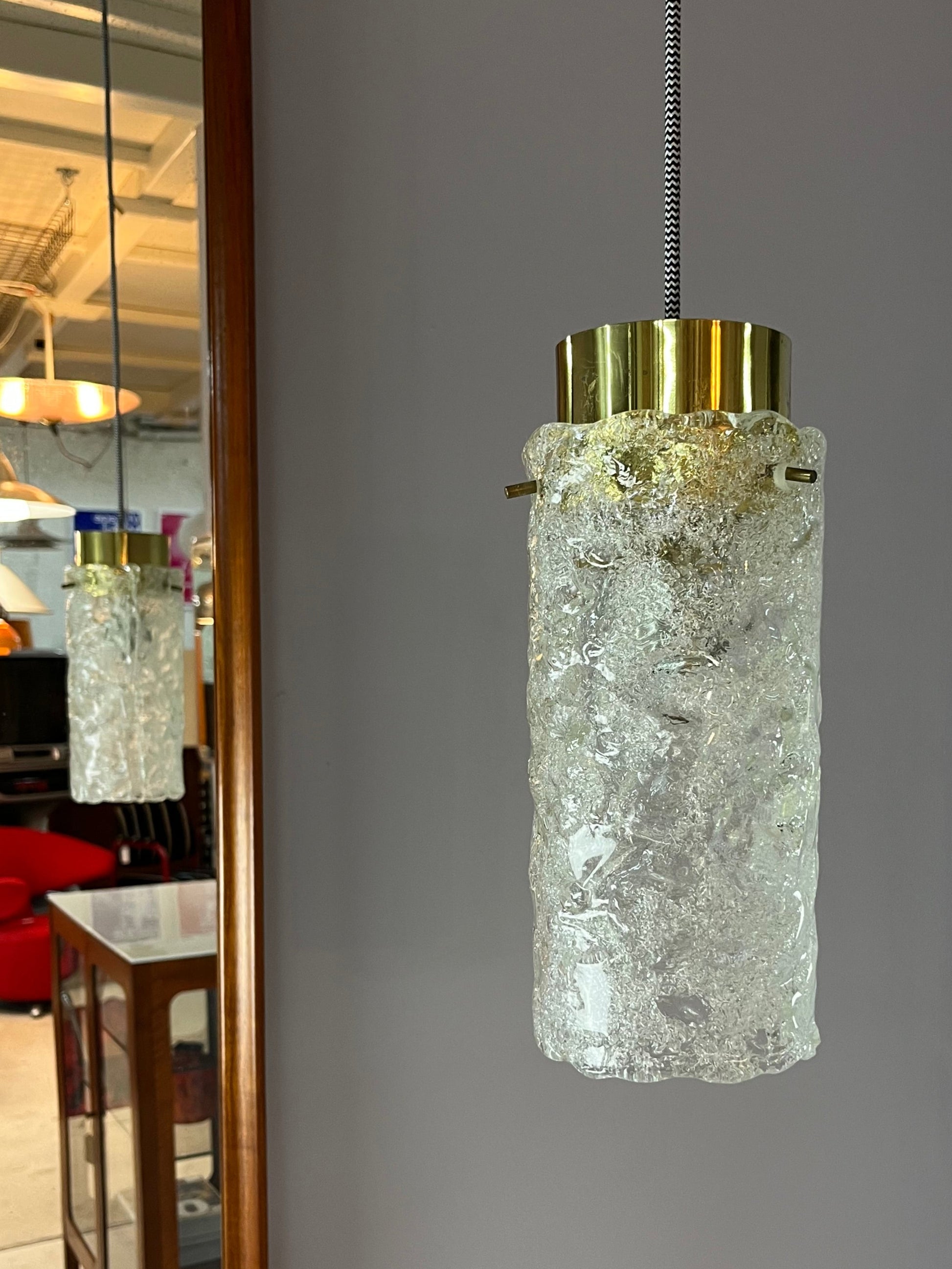 Hängelampe Eisglas Messing von J.T. Kalmar für Kalmar Franken KG