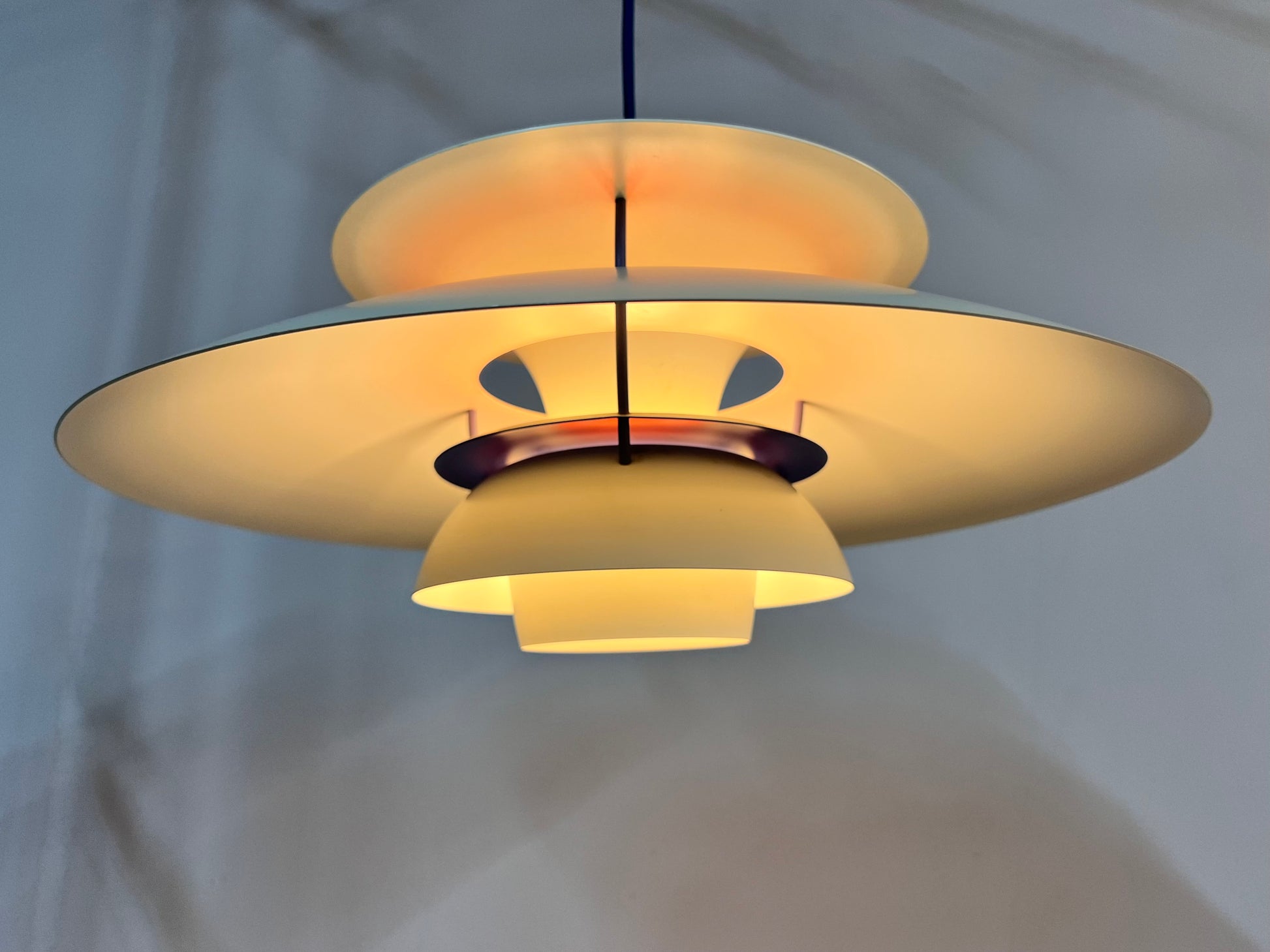 Lamellenlampe PH5 weiß blau von Poul Henningsen für Louis Poulsen