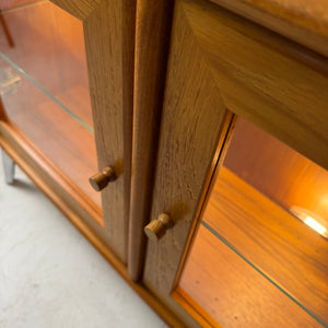 Kleine Vitrine mit Beleuchtung & neuen Chromfüßen von Dyrlund