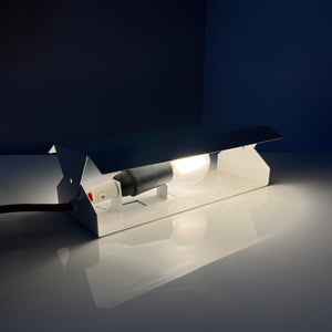 Wandlampe weiß Metall mit rotem Kabel