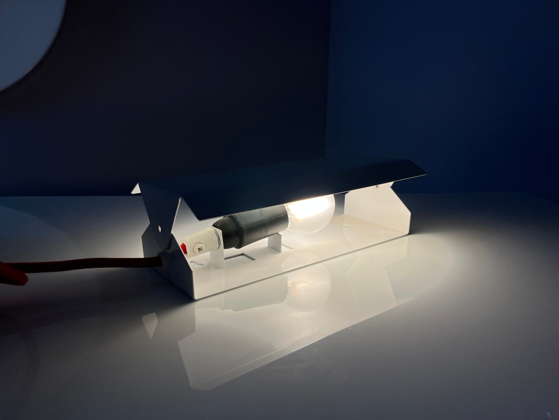 Wandlampe weiß Metall mit rotem Kabel