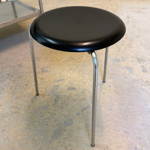 Tripod Dot Hocker schwarz Chrom von Arne Jacobsen für Fritz Hansen