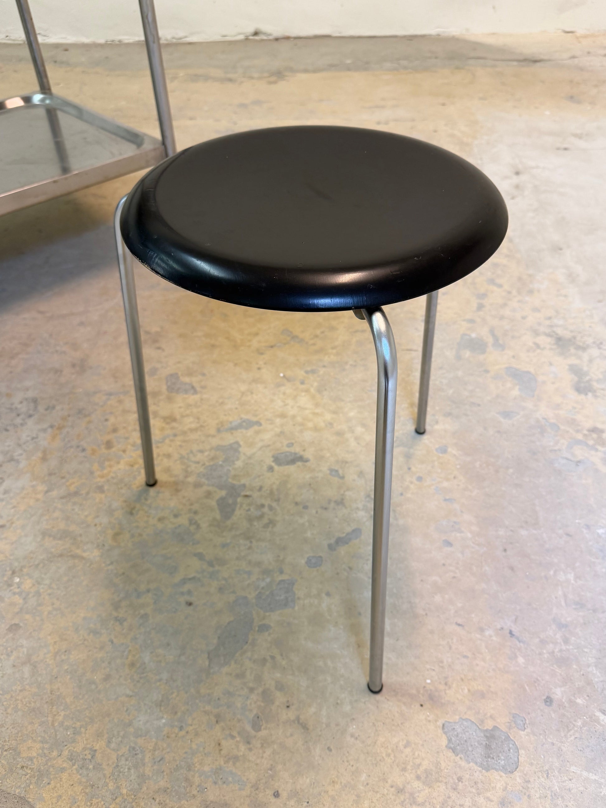 Tripod Dot Hocker schwarz Chrom von Arne Jacobsen für Fritz Hansen