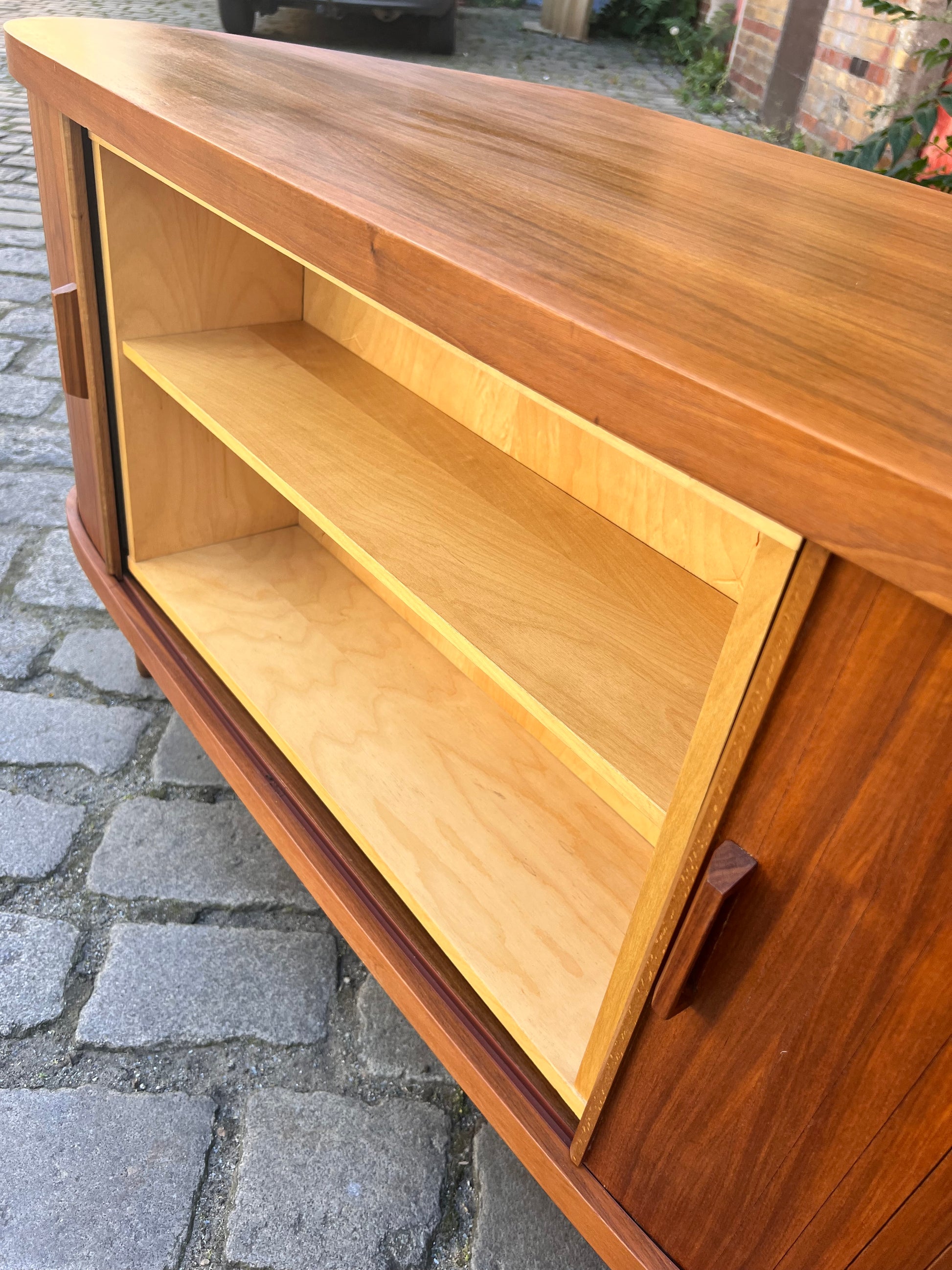 Eckbar Nussbaum mit drehbarem Regal