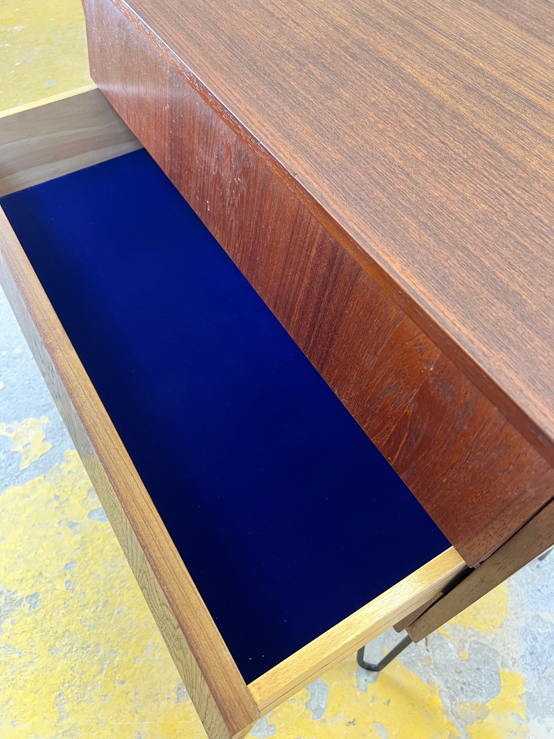 Kommode Nachtschrank Teak auf Hairpinlegs aus Dänemark