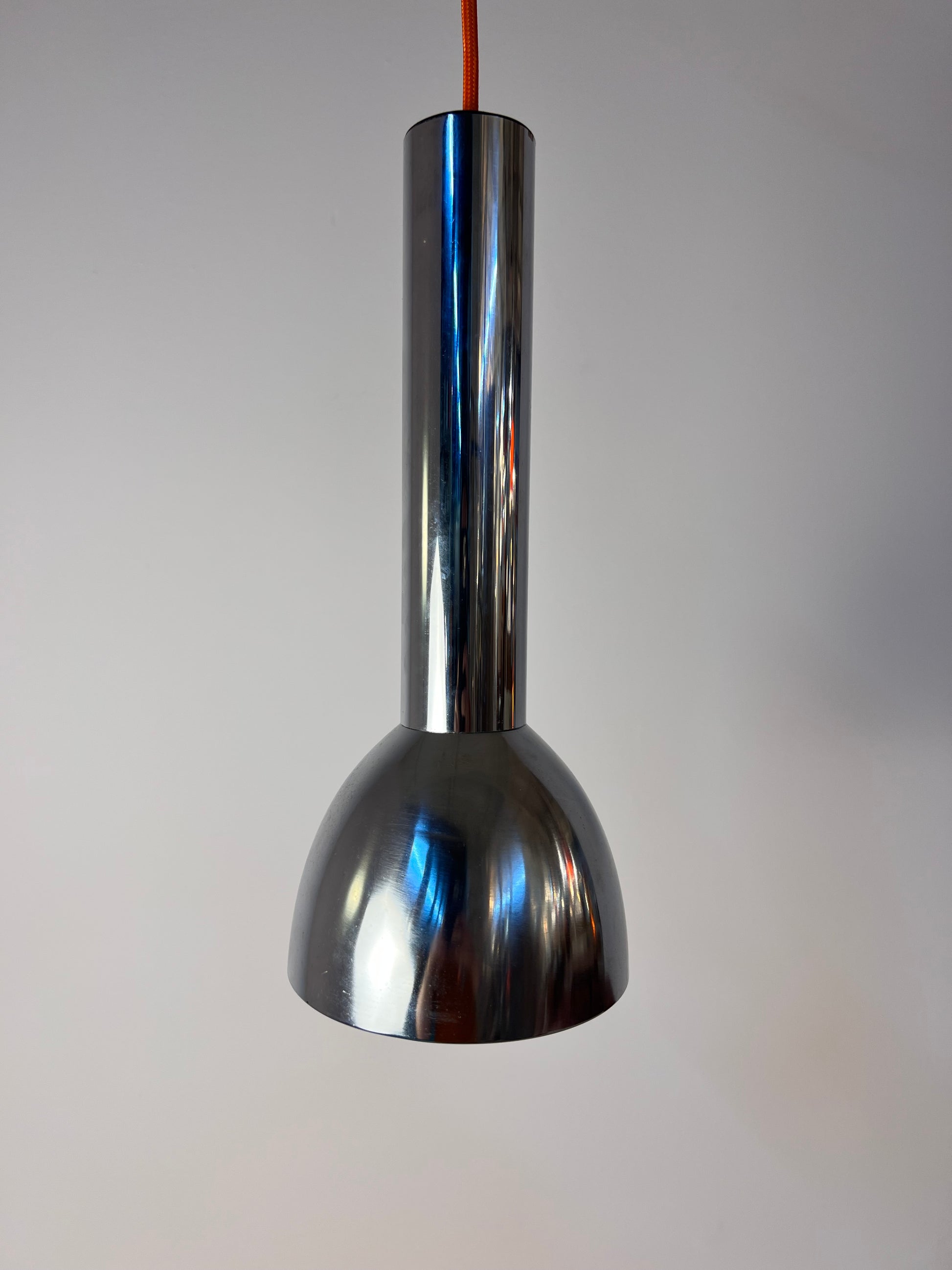 Spotlampe Chrom mit orangem Akzentschirm