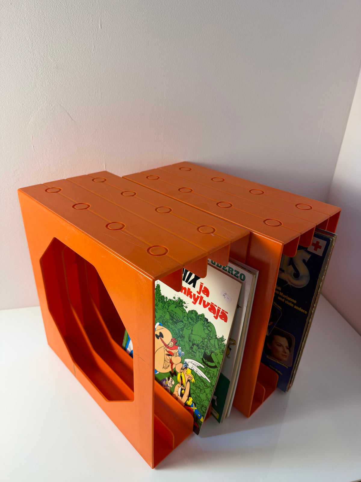 Schallplattenständer orange von Schweizer Design