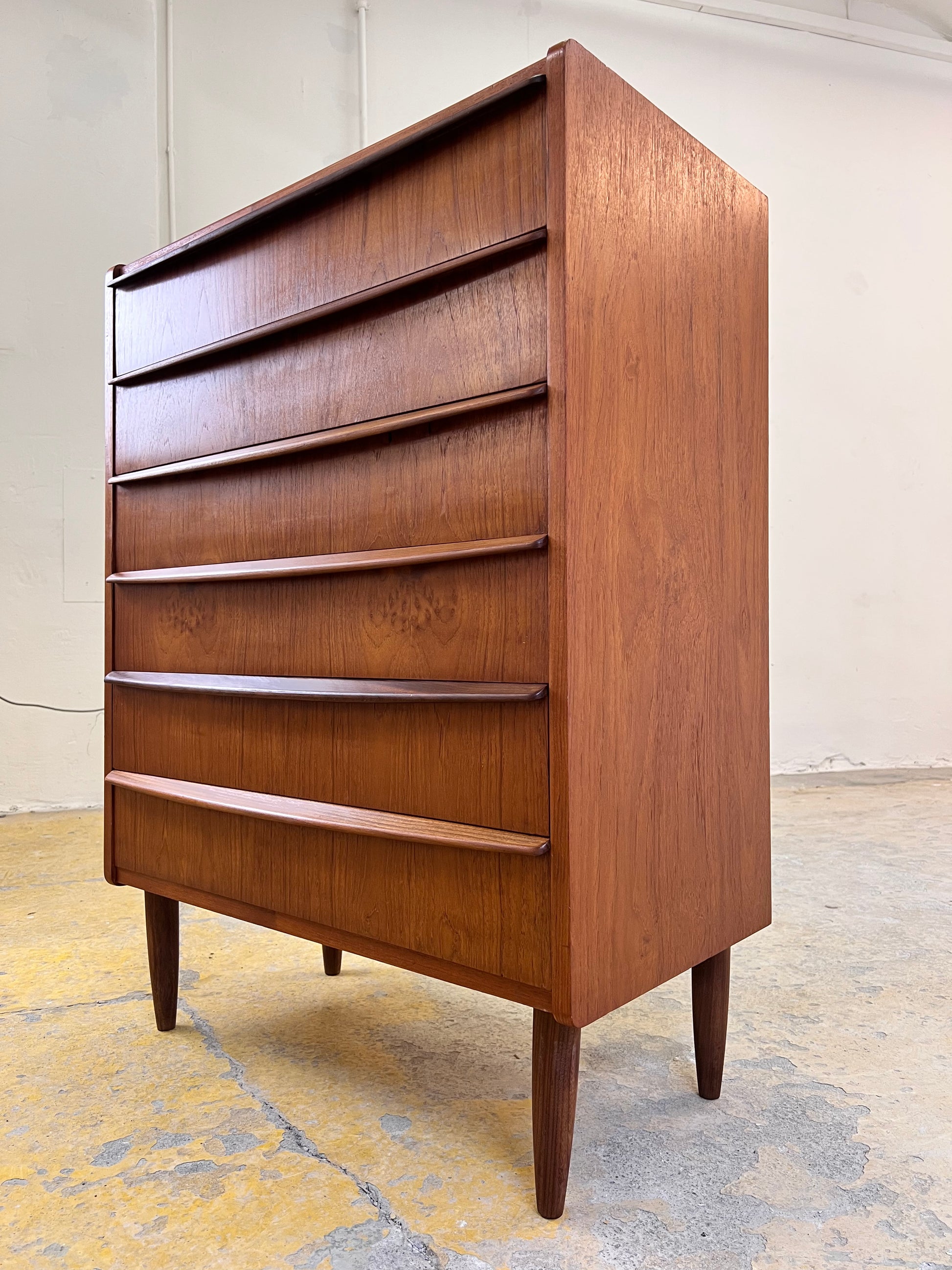 Kommode Teak mit geraden Griffen aus Dänemark