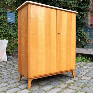 Kleiderschrank Ahorn mit cremefarbener Deckplatte