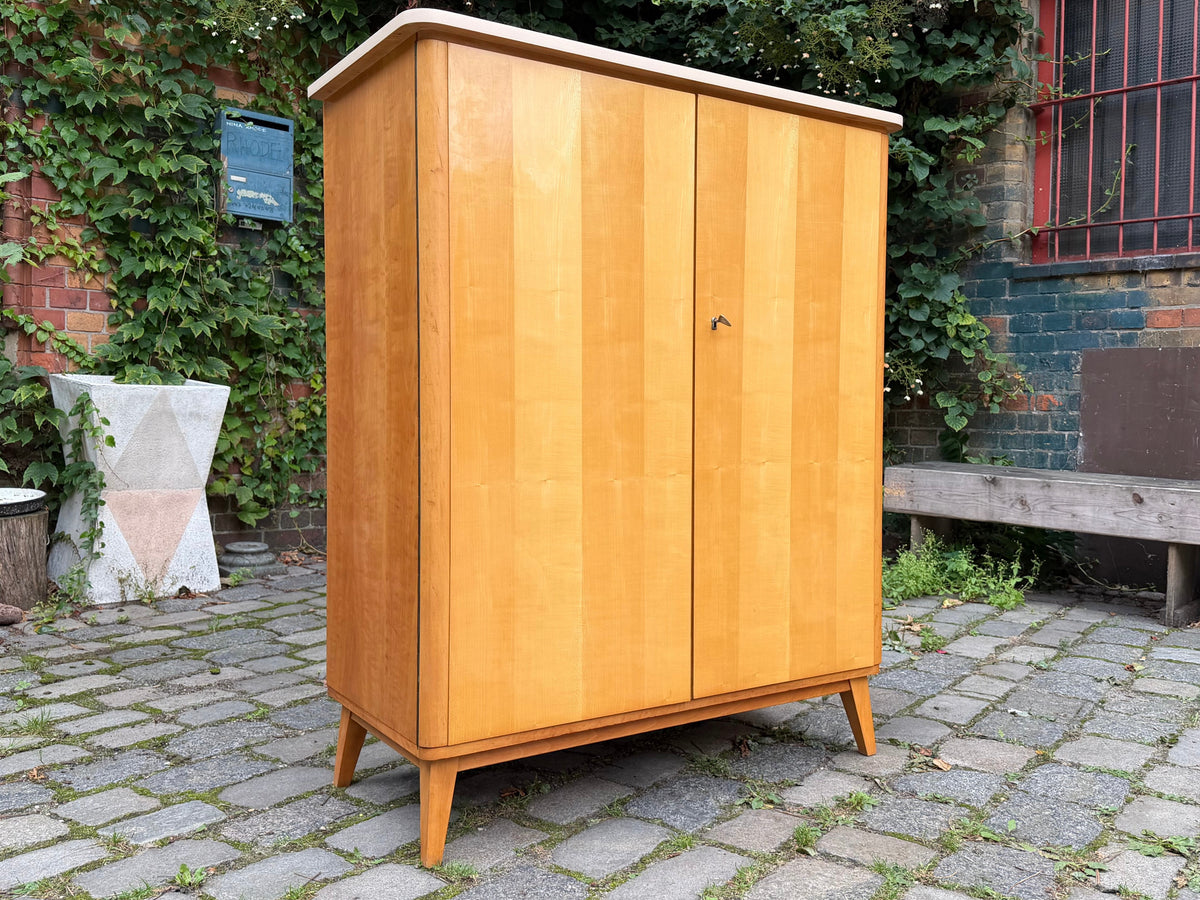 Kleiderschrank Ahorn mit cremefarbener Deckplatte