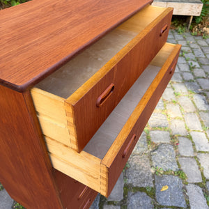 Kommode Teak mit Griffmulden von Kværndrup Møbelfabrik