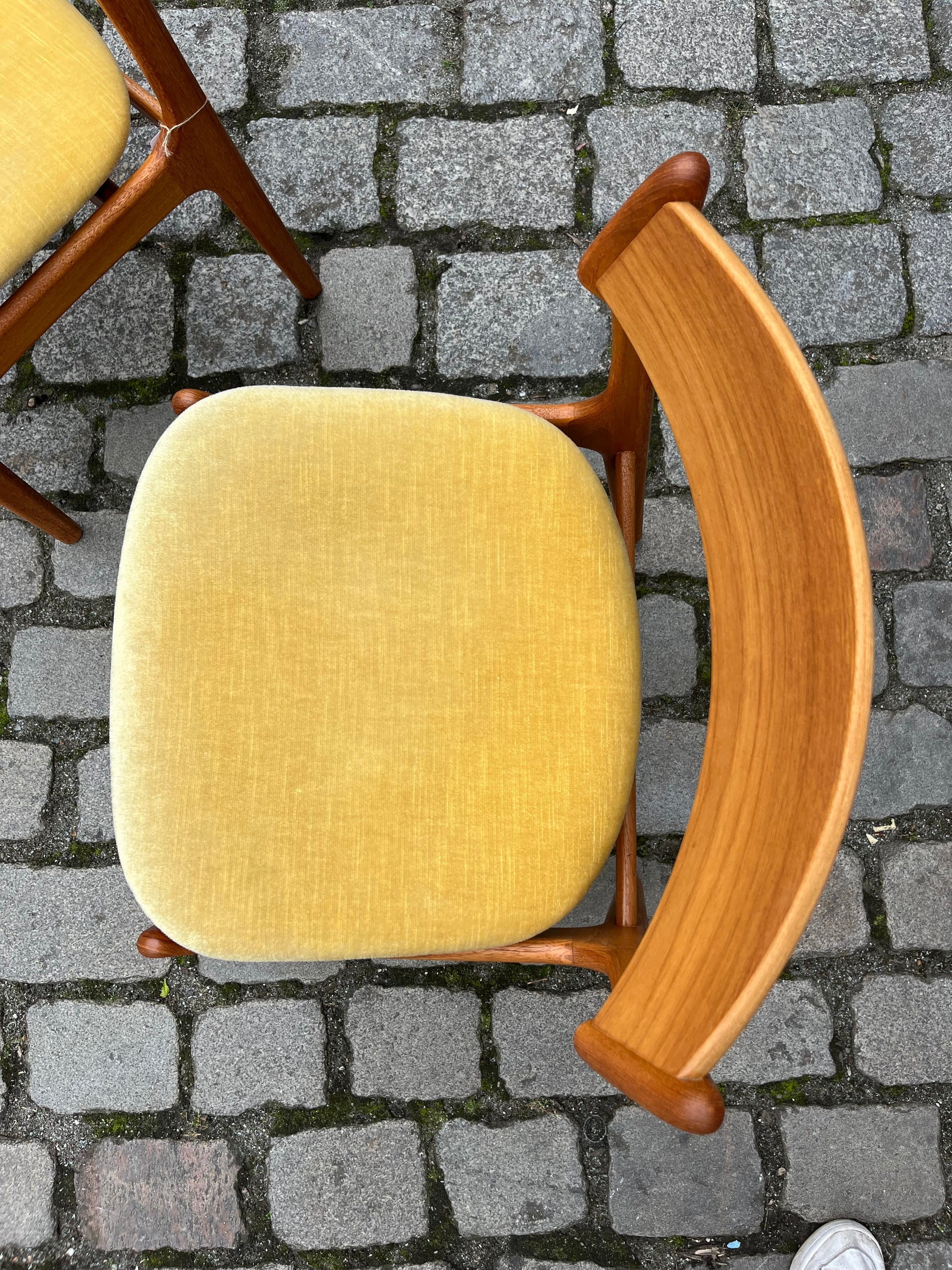 Set: 2x Polsterstuhl gelb Samt Teak von Domus Danica