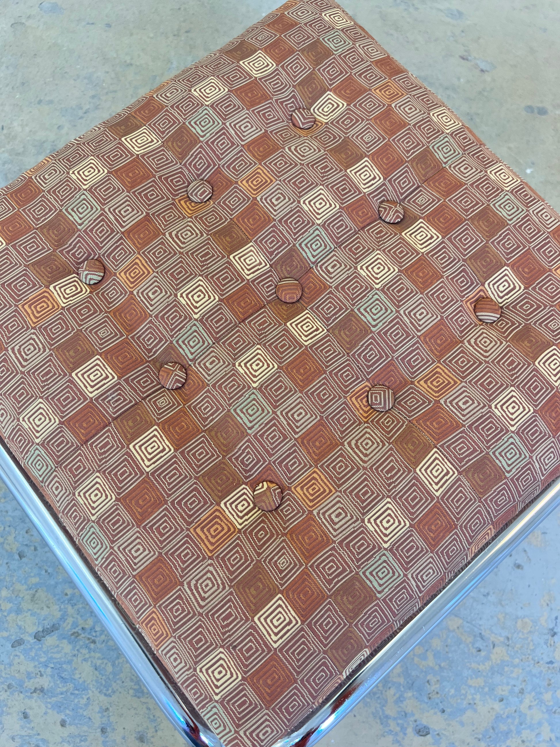 Hocker Chrom mit orange braunem Polster