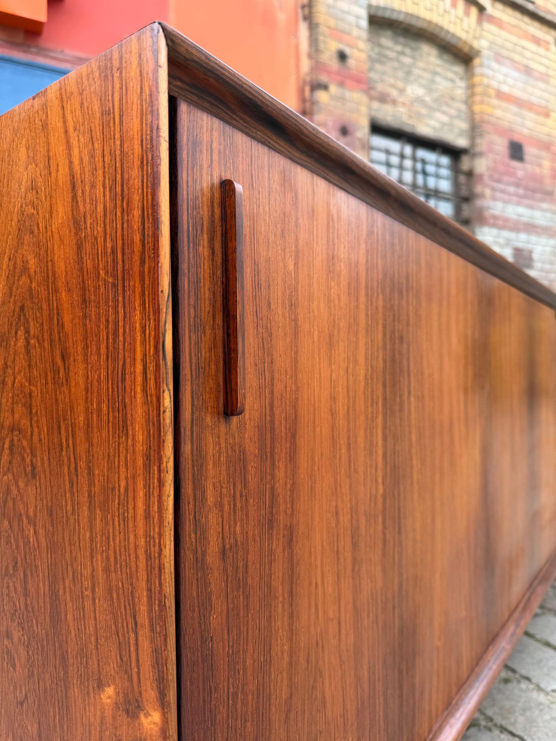 Sideboard Mahagoni mit Schiebetüren & Chromfüßen