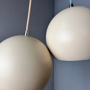 Set: 2x Kugellampe neu lackiert creme