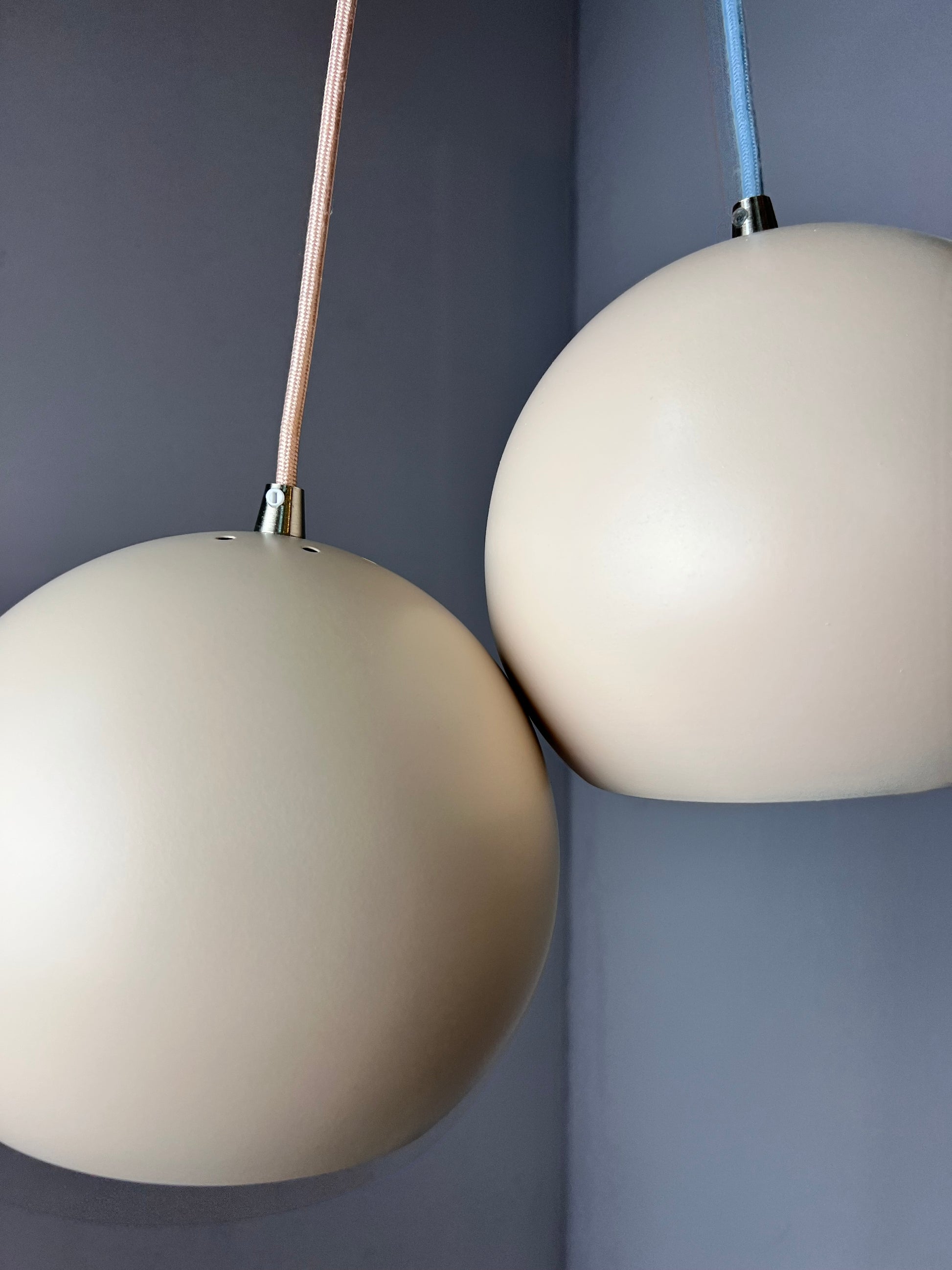 Set: 2x Kugellampe neu lackiert creme