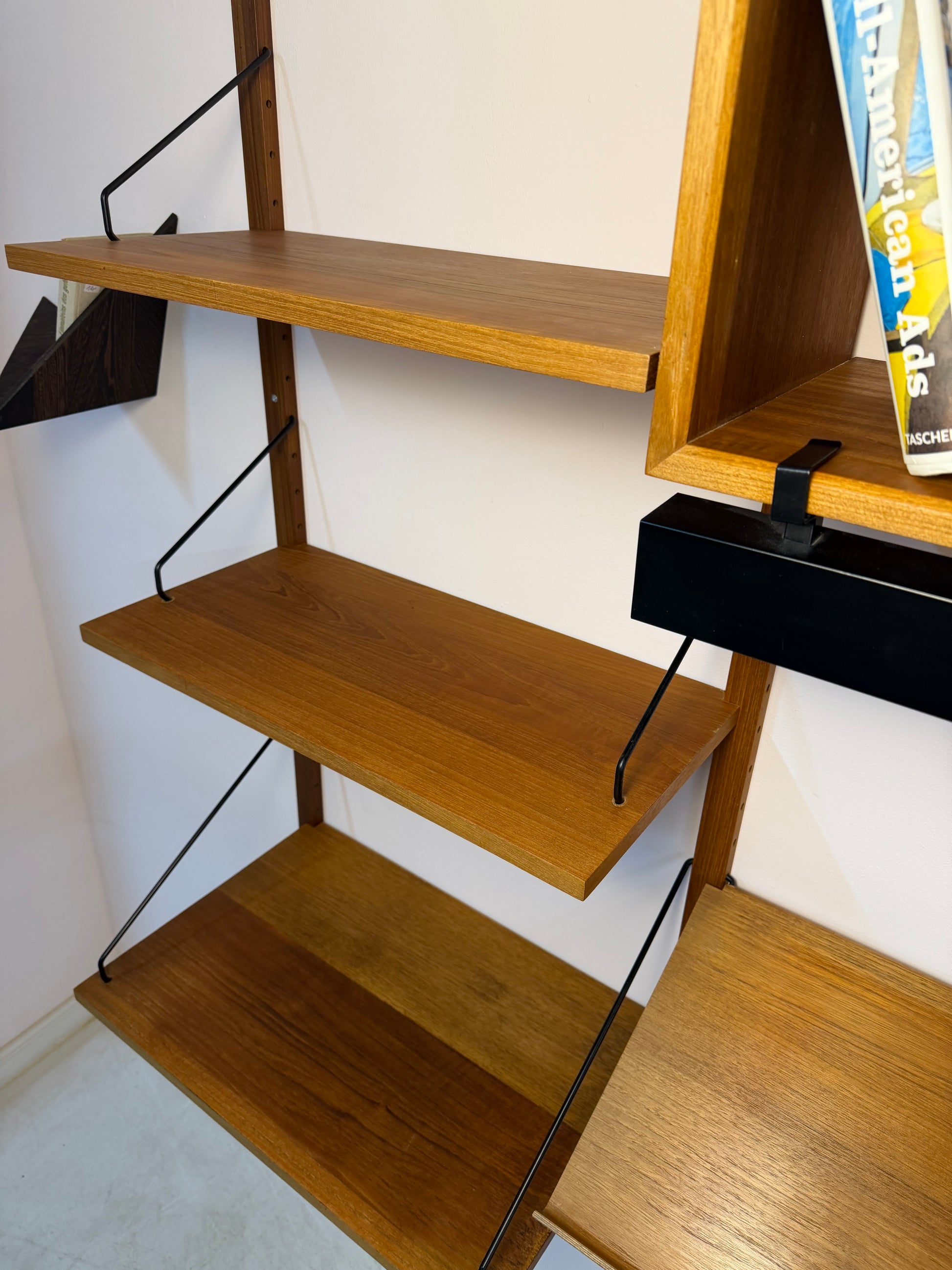 Wandregal Royal System Teak mit Lampe von Poul Cadovius