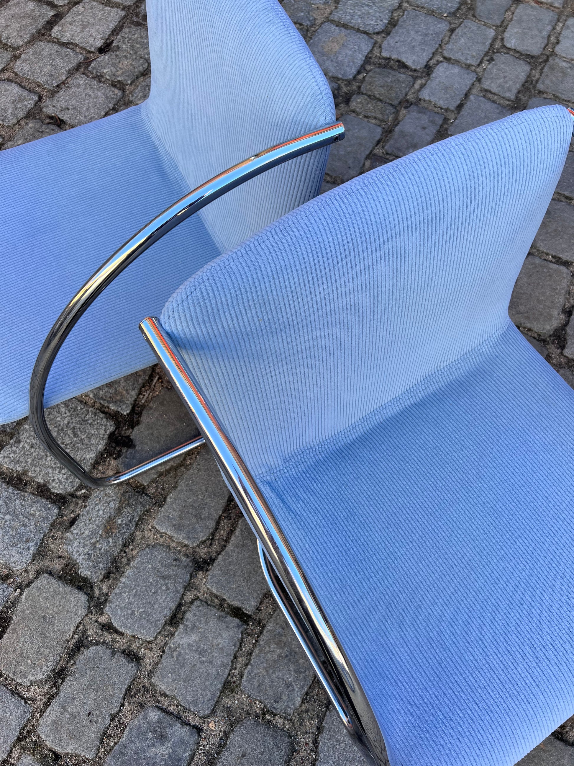 Freischwinger „Lens“ hellblau Cord & Chrom von Giovanni Offredi für Saporiti Italia