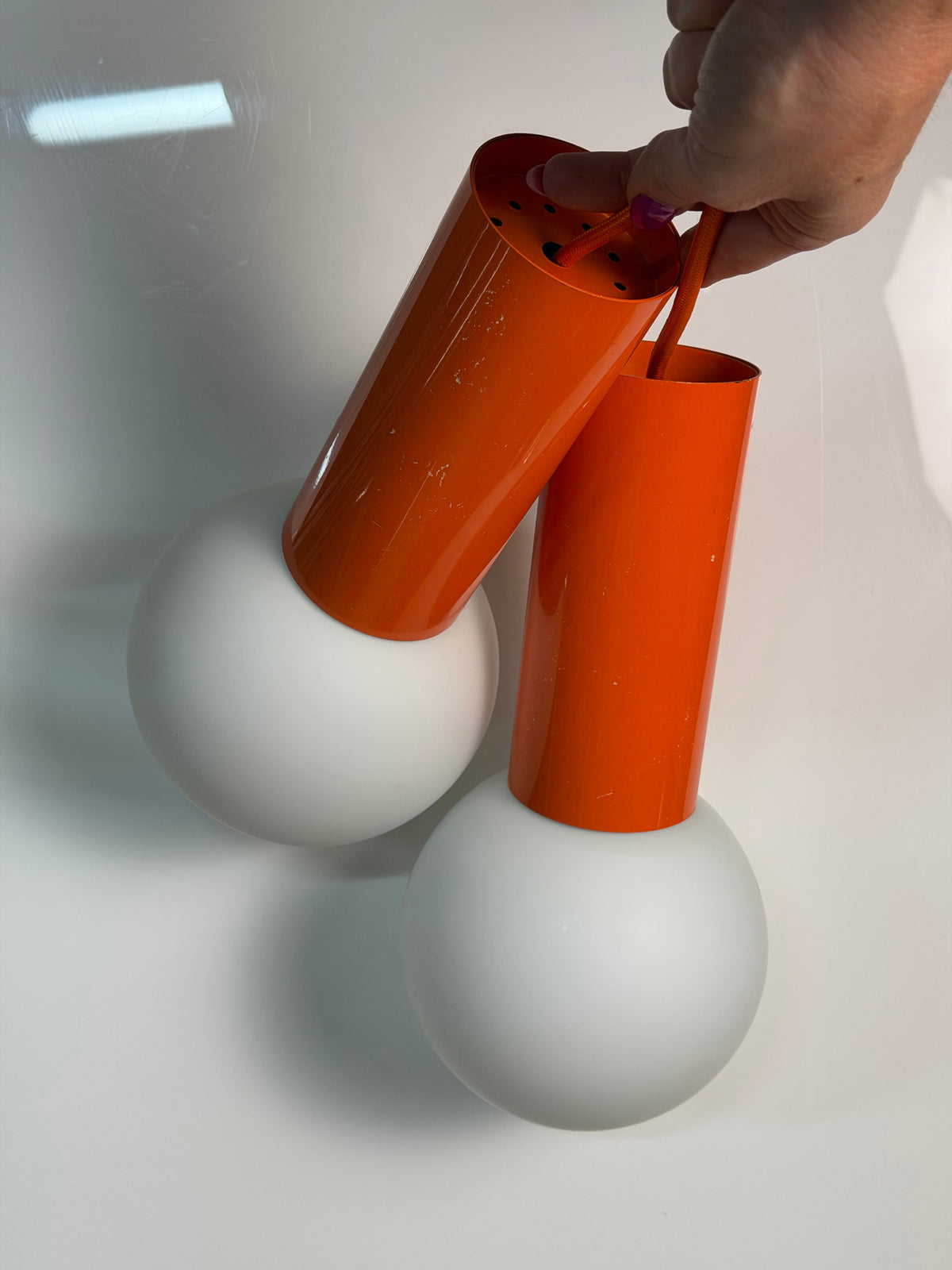 Set: 2x Hängelampe orange mit Opalglas Globus