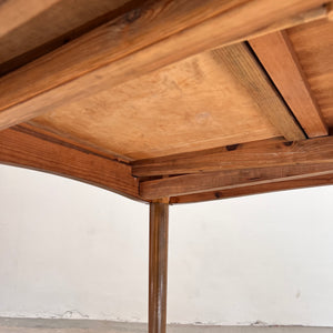 Ausziehbarer Esstisch mit Teak Tischplatte und Nussbaum Gestell