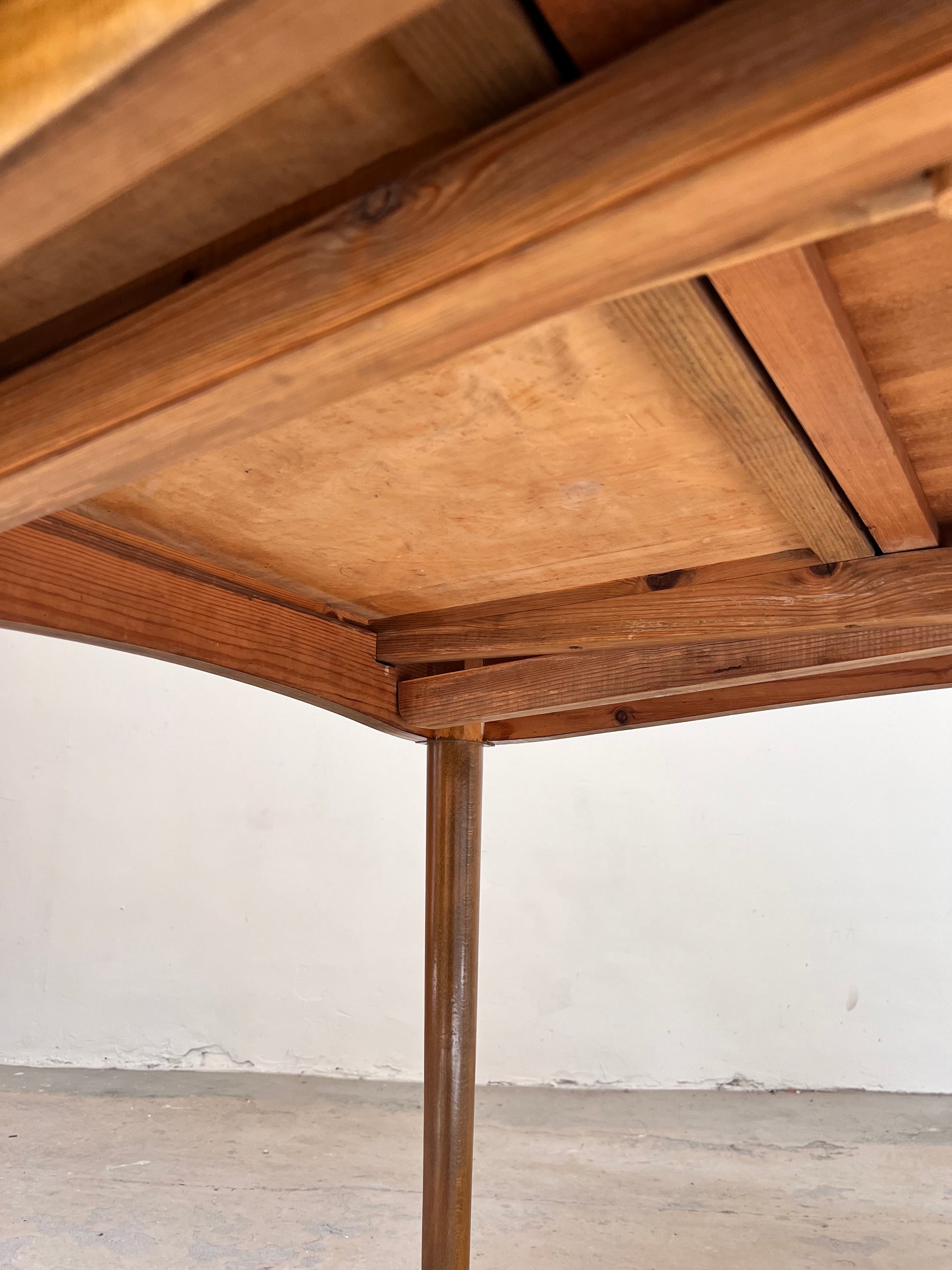 Ausziehbarer Esstisch mit Teak Tischplatte und Nussbaum Gestell