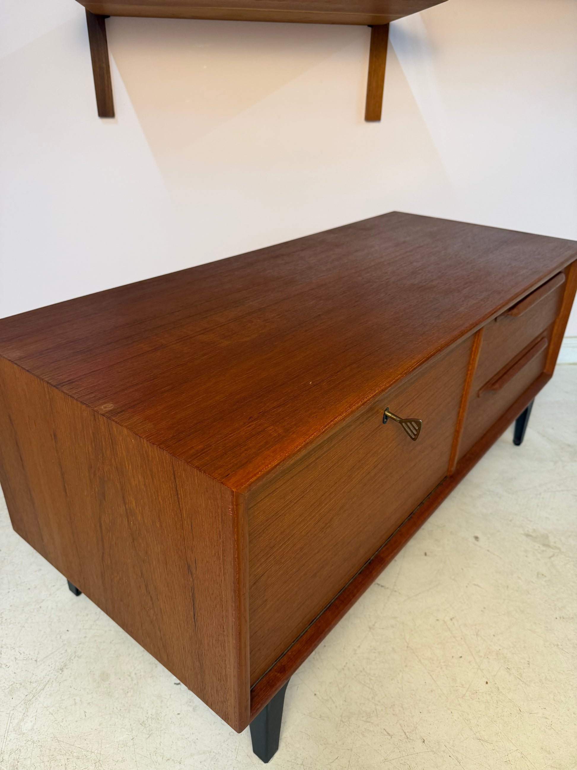Kleines Lowboard Teak mit neuen Füßen von Riestenpatt