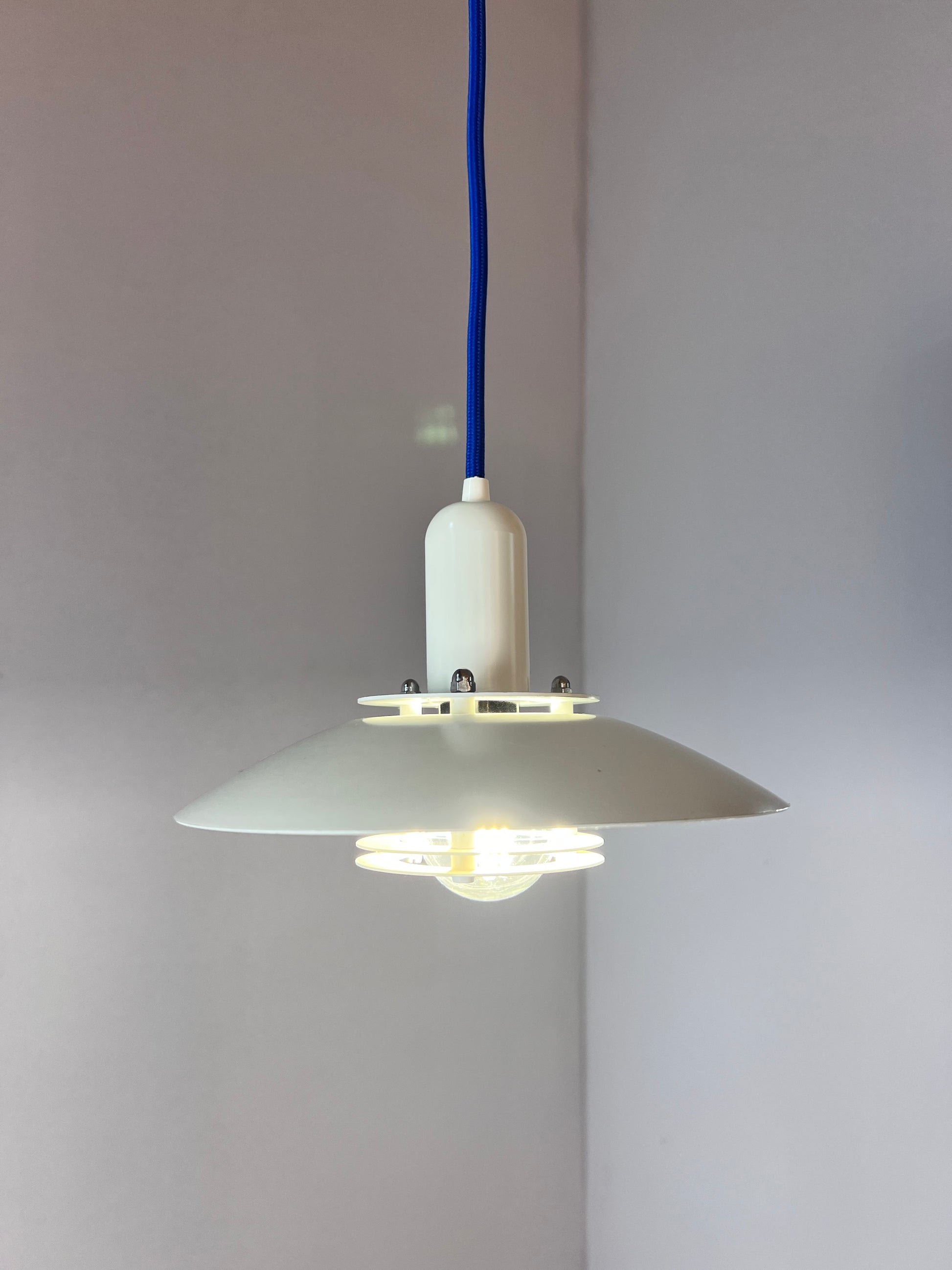 Kleine Lamellenlampe weiß aus Dänemark