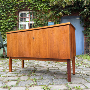 Kleines Sideboard mit Schloss aus Dänemark
