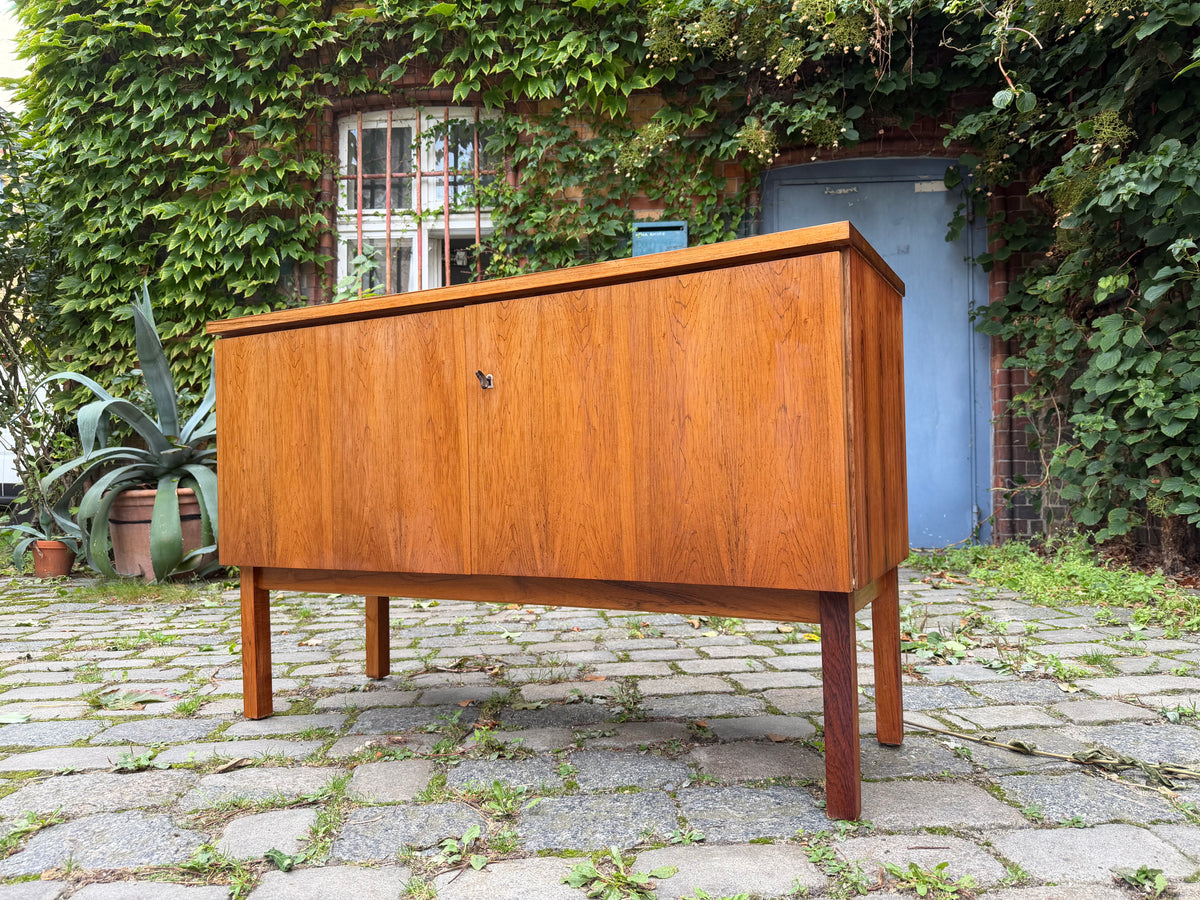 Kleines Sideboard mit Schloss aus Dänemark