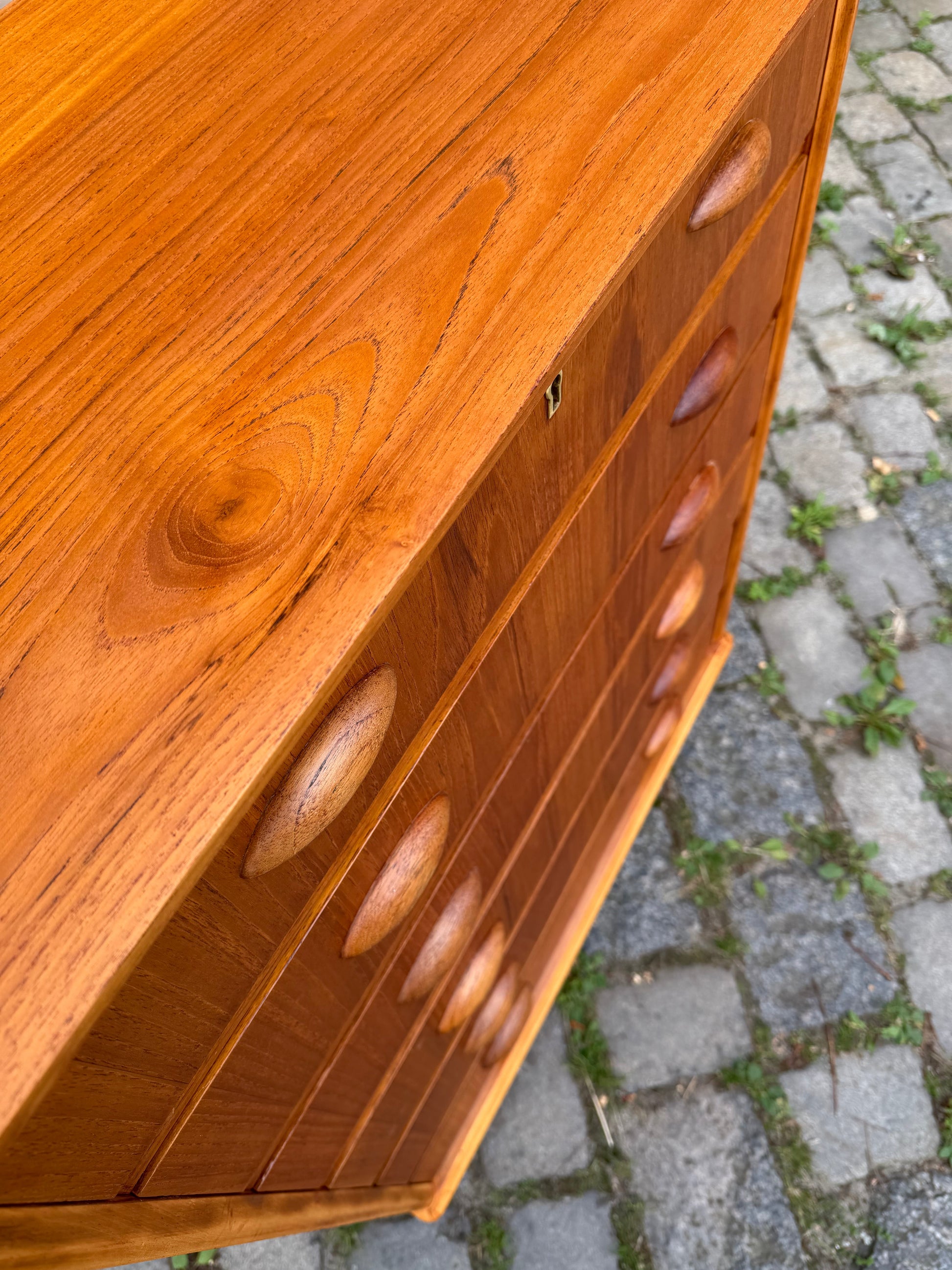 Kommode Teak mit Muschelgriffen aus Dänemark