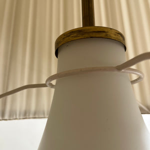 Stehlampe weiß mit Opalglasfuß und Plisseeschirm
