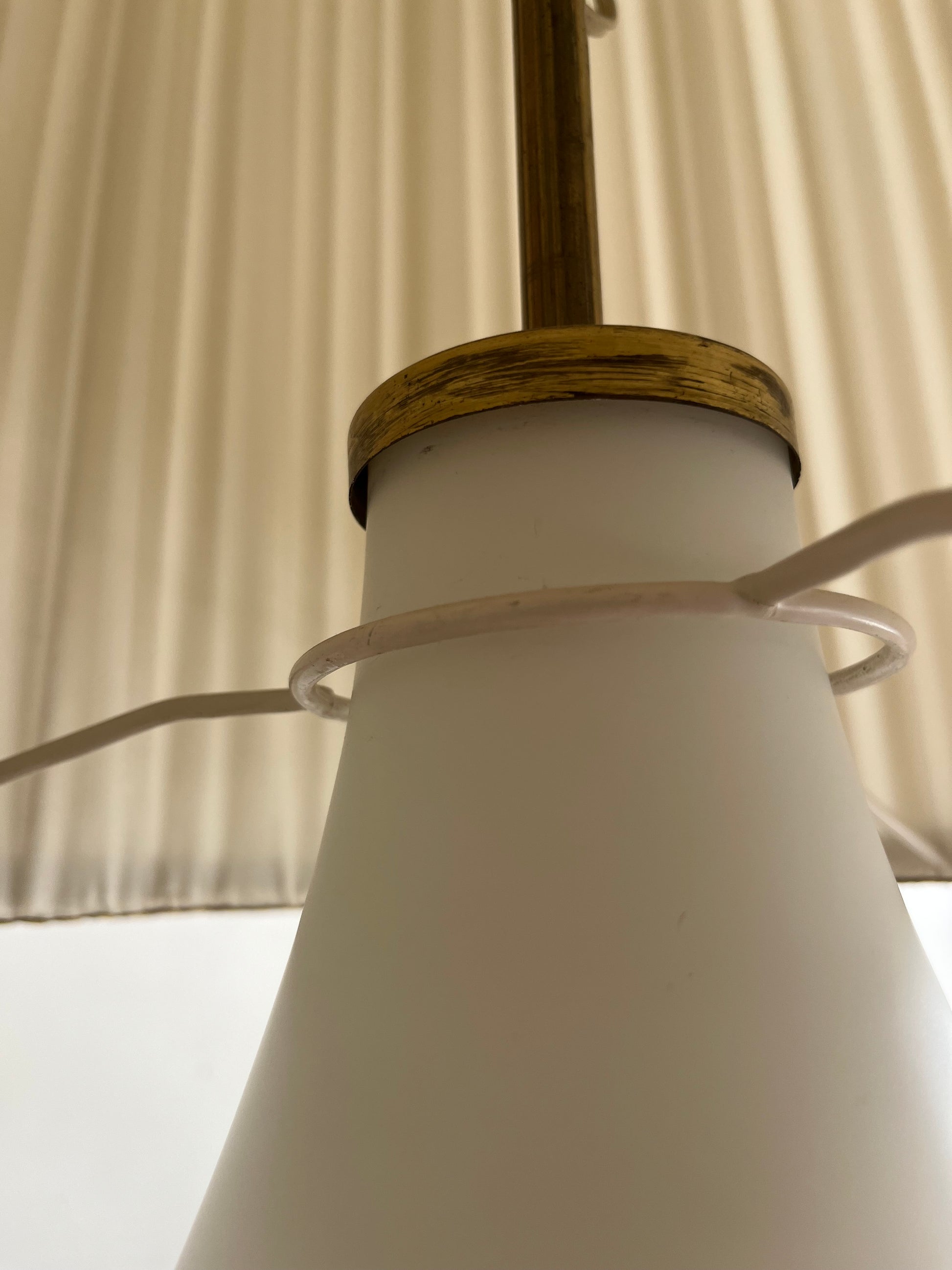 Stehlampe weiß mit Opalglasfuß und Plisseeschirm