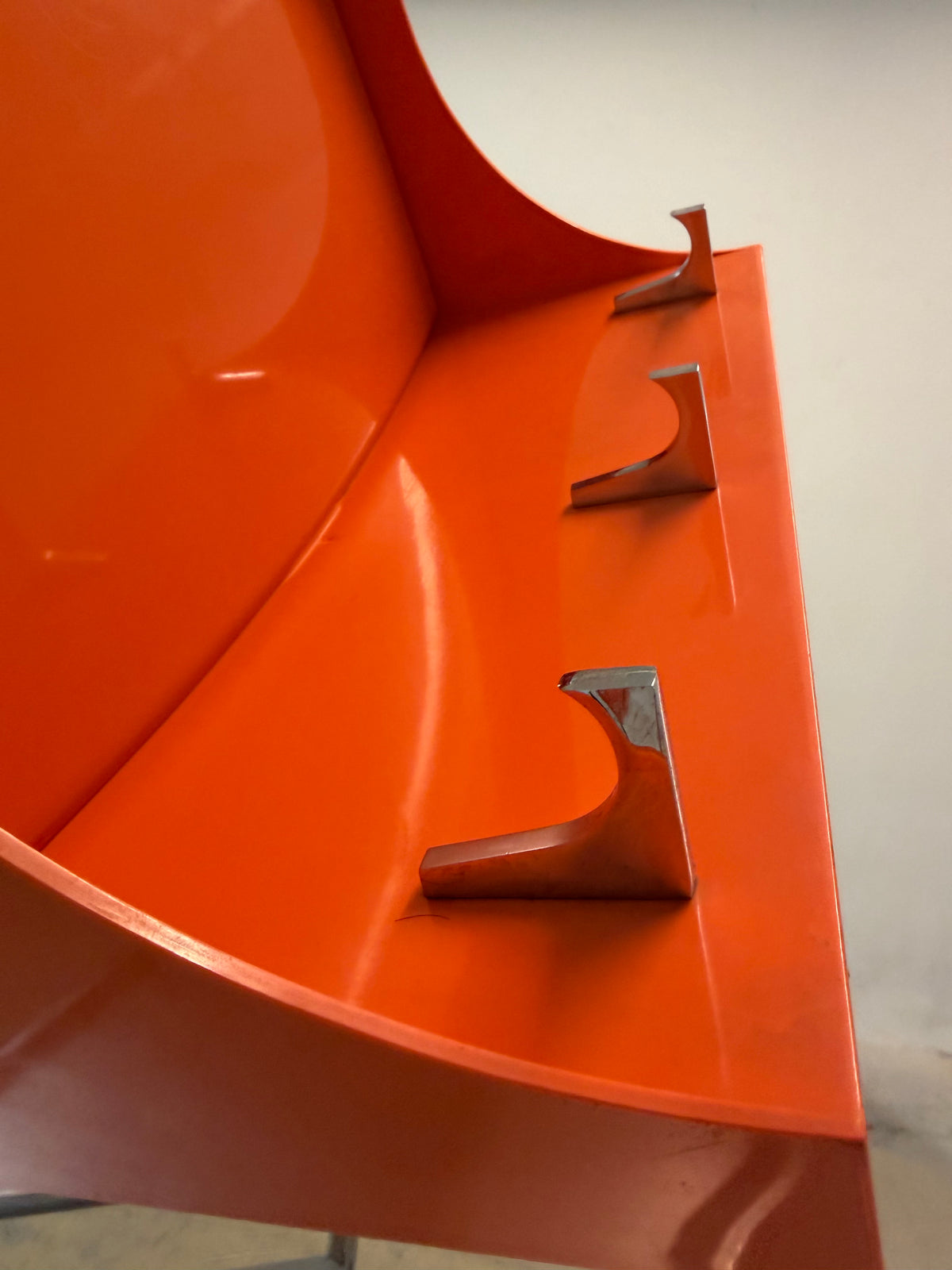 Wandregal orange Kunststoff mit Garderobenhaken