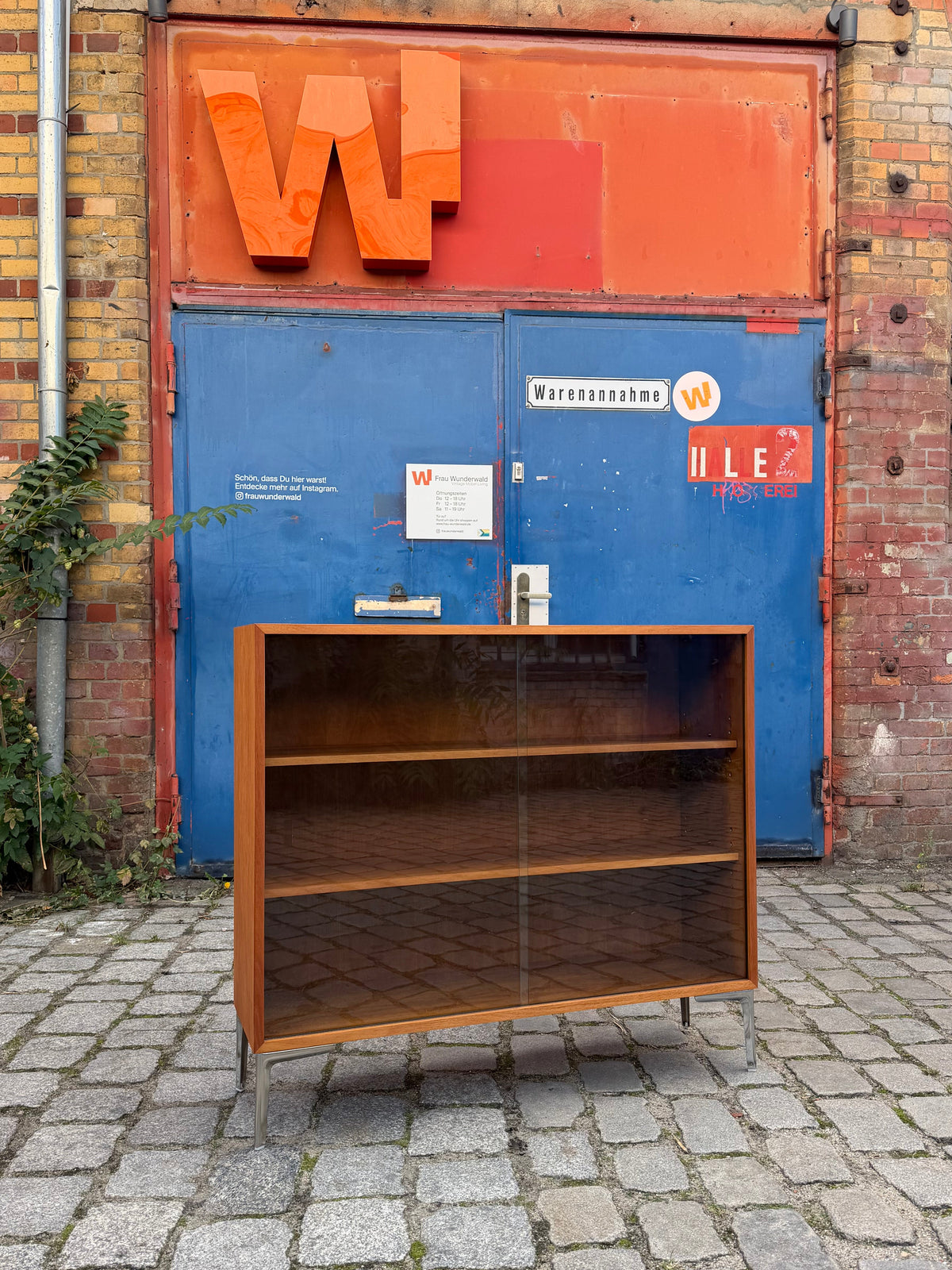 Vitrine Nussbaum mit neuen Chromfüßen von Störmer & Sohn