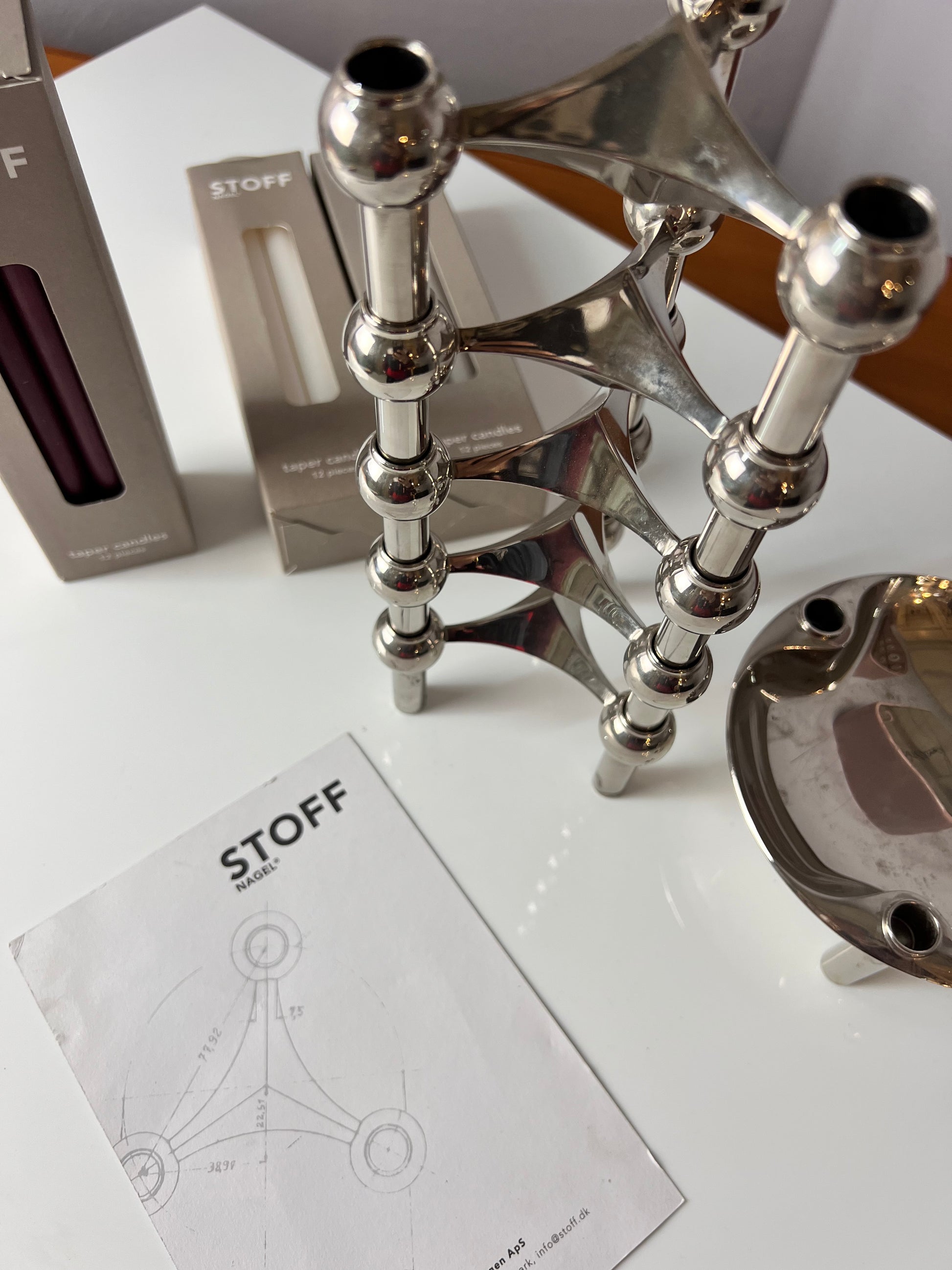 Set: 5 Kerzenständer und 1 Schale mit 3 Packungen Kerzen von Stoff & Nagel