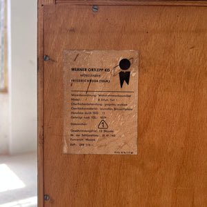 Vitrinenschrank mit neuen Chromfüßen von Werner Ortlepp KG