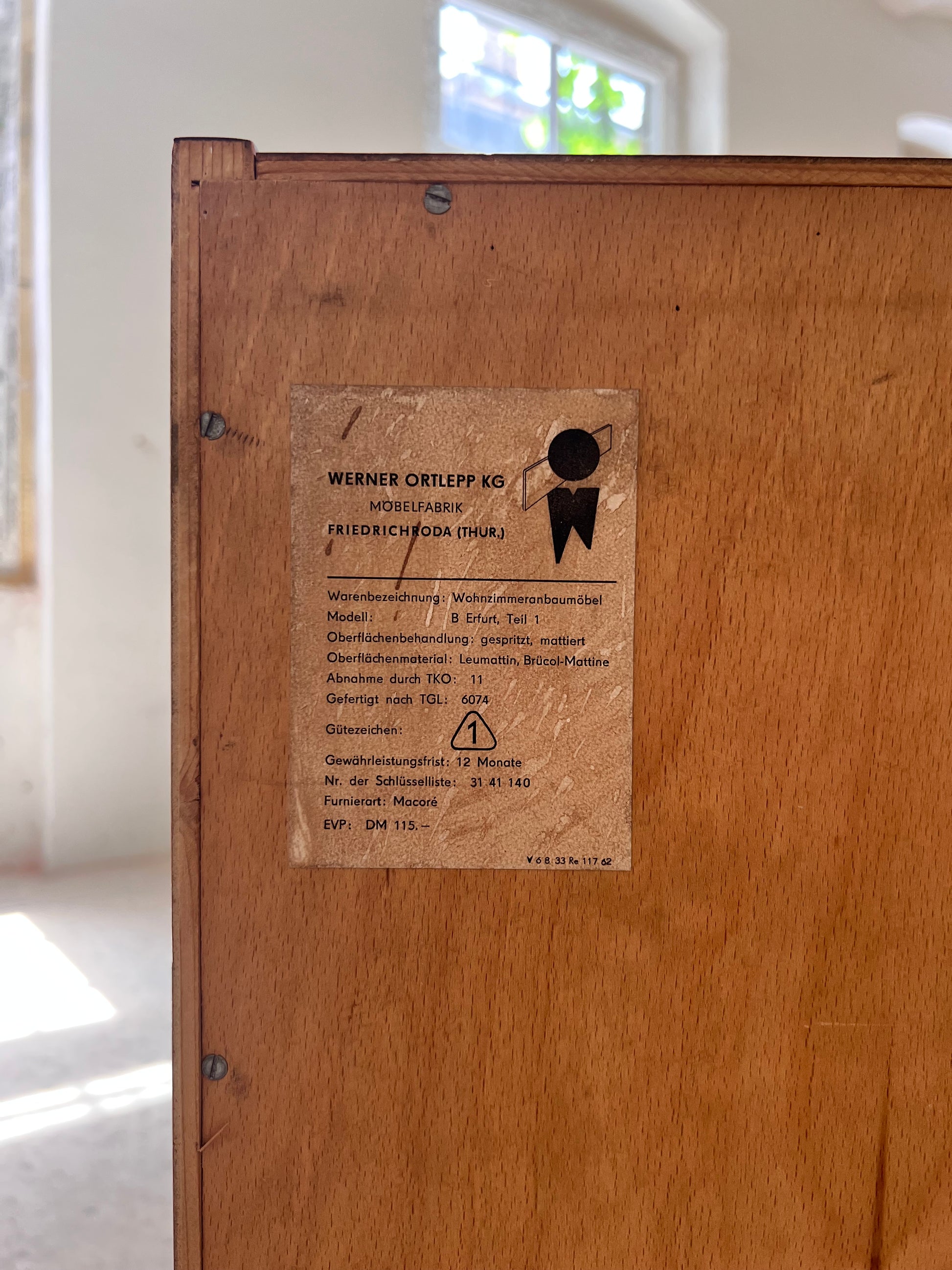 Vitrinenschrank mit neuen Chromfüßen von Werner Ortlepp KG