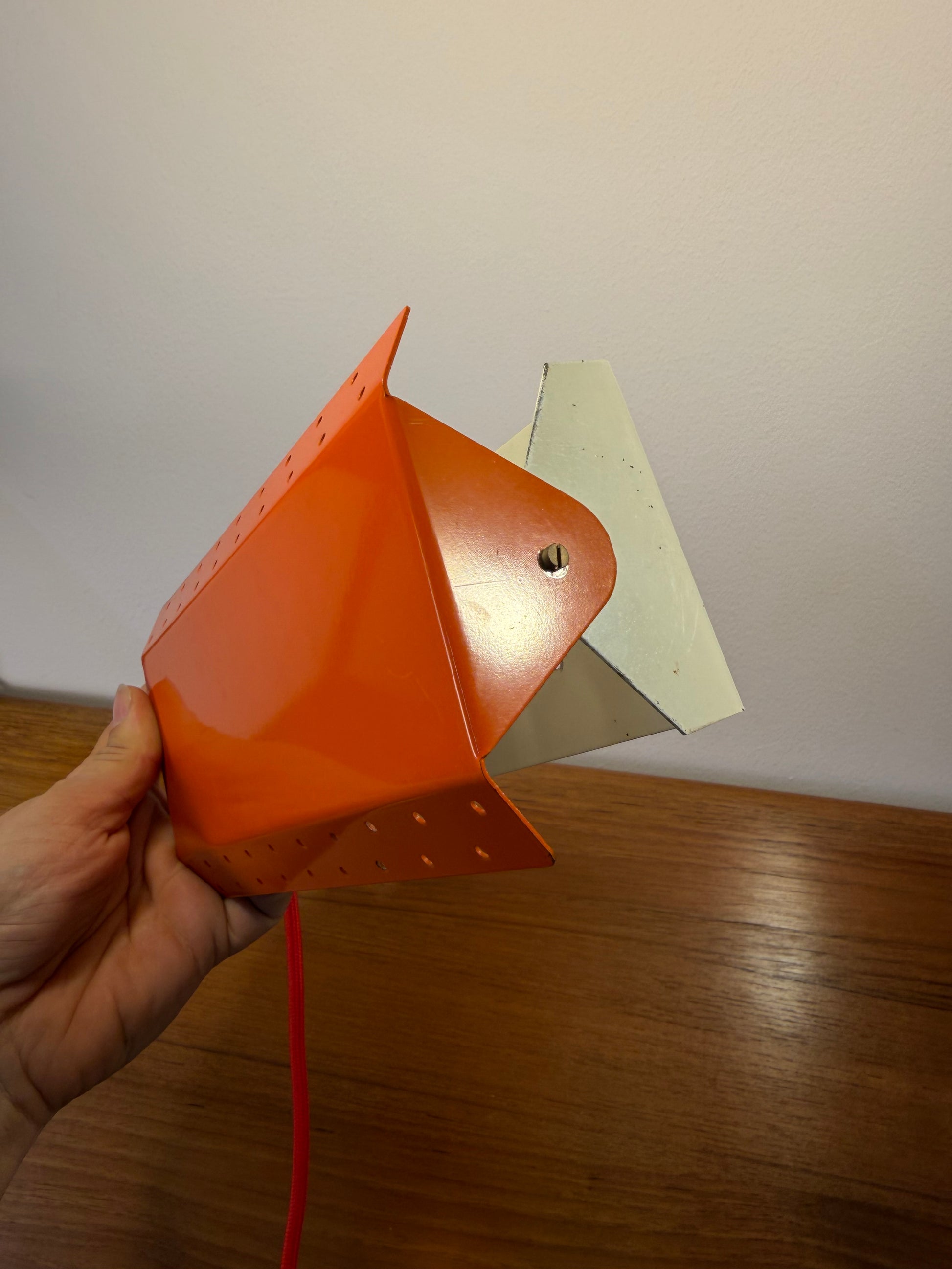 Wandlampe E.S. Horn orange mit beweglichen Visier