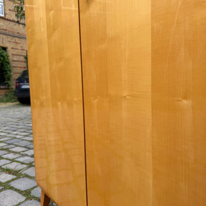 Kleiderschrank Ahorn mit cremefarbener Deckplatte